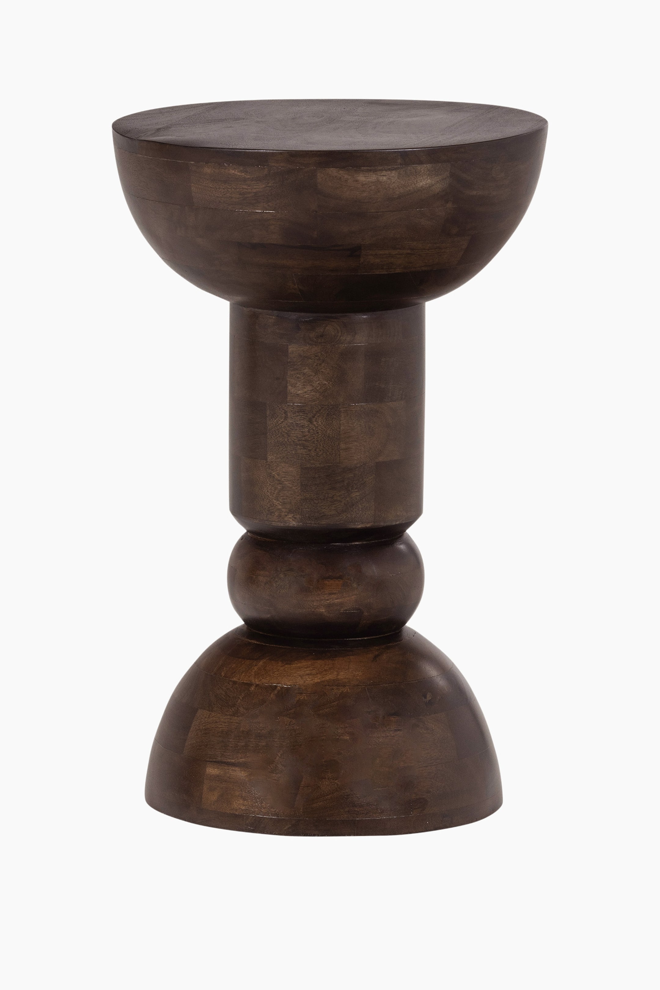 Größeres Bild anzeigen: Ein dunkelbrauner Holznachttisch präsentiert eine flache, runde Oberfläche. Sein Körper weist einen schalenförmigen oberen Abschnitt, eine zylindrische Säule, ein zentrales kugelförmiges Detail und einen breiten, glockenförmigen Sockel auf, die alle sichtbare Holzmaserung und segmentierte Konstruktion zeigen.