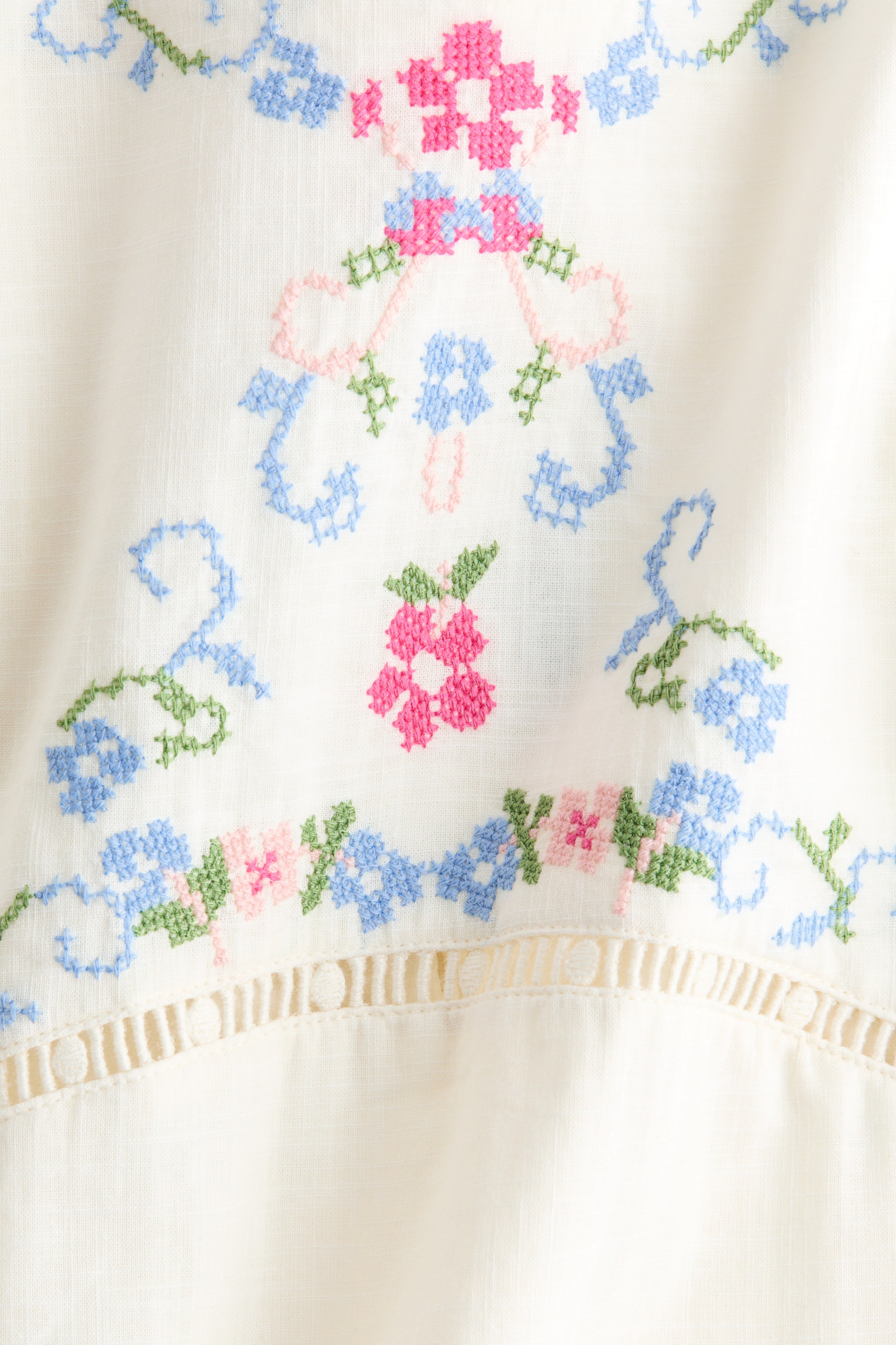 Robe brodée avec dos ouvert