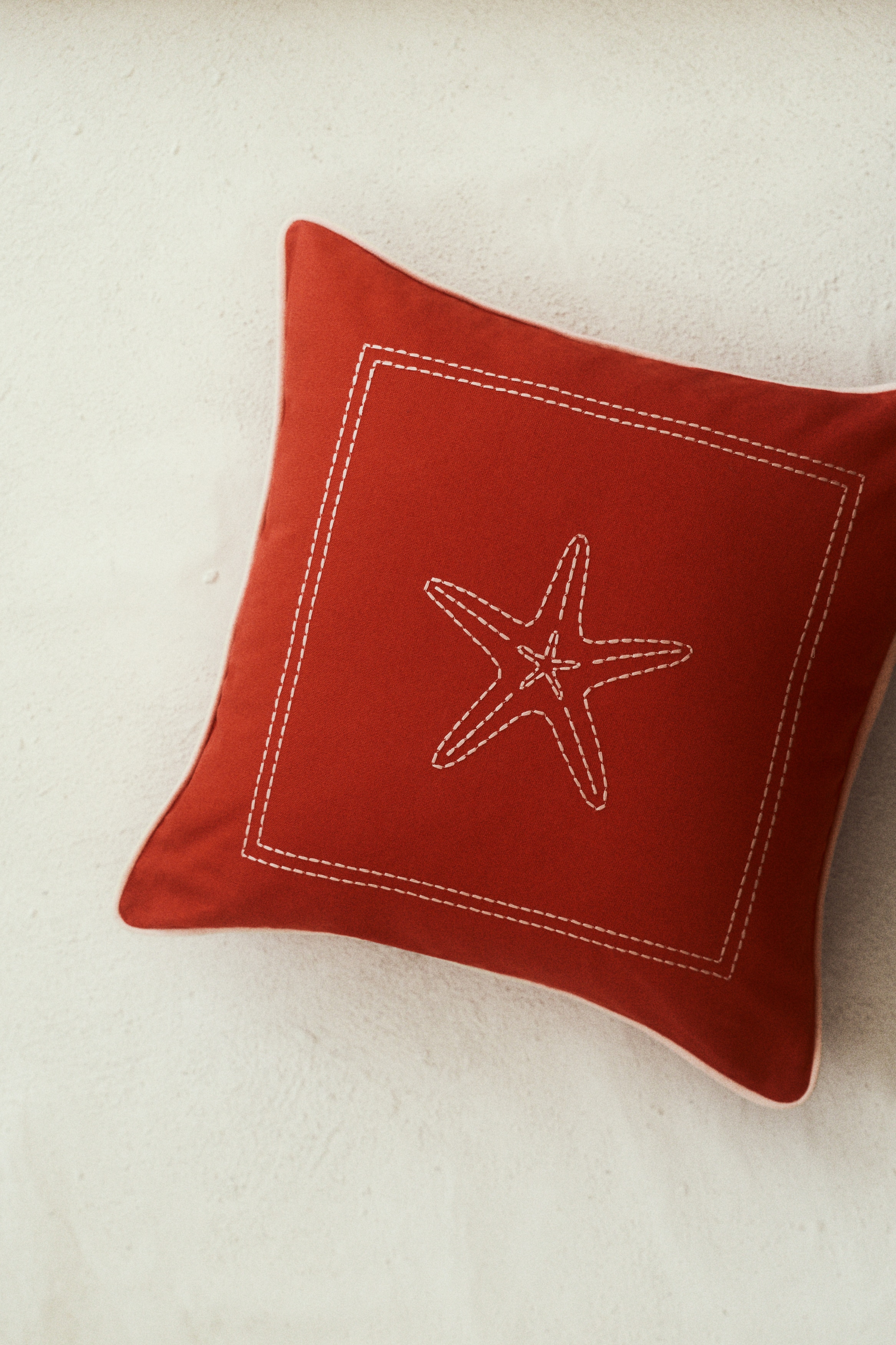 Poszewka na poduszkę z haftem - Jaskrawoczerwony/Rozgwiazda/Jaskrawoniebieski/Ryba/Ciemnozielony/Palma