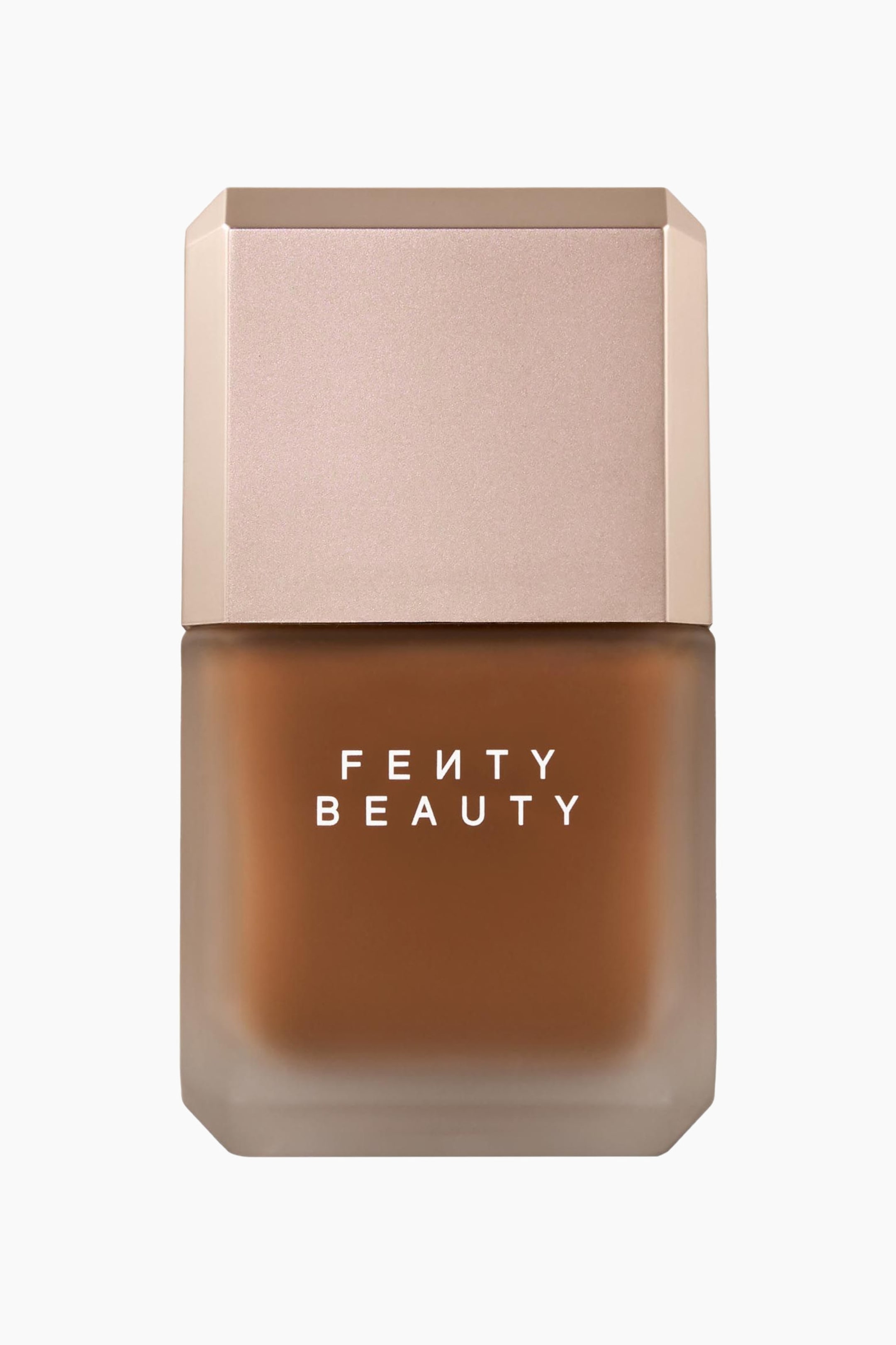 Visa större bild: Pro Filt'r Fluid Flex Matte Longwear Foundation står upprätt i en frontvänd vy och visar en frostig glasflaska fylld med en djupt brun vätska. Den rektangulära flaskan har fasade hörn, ett metalliskt ljusrosa lock och logotypen "FENTY BEAUTY" tryckt i vitt på framsidan.