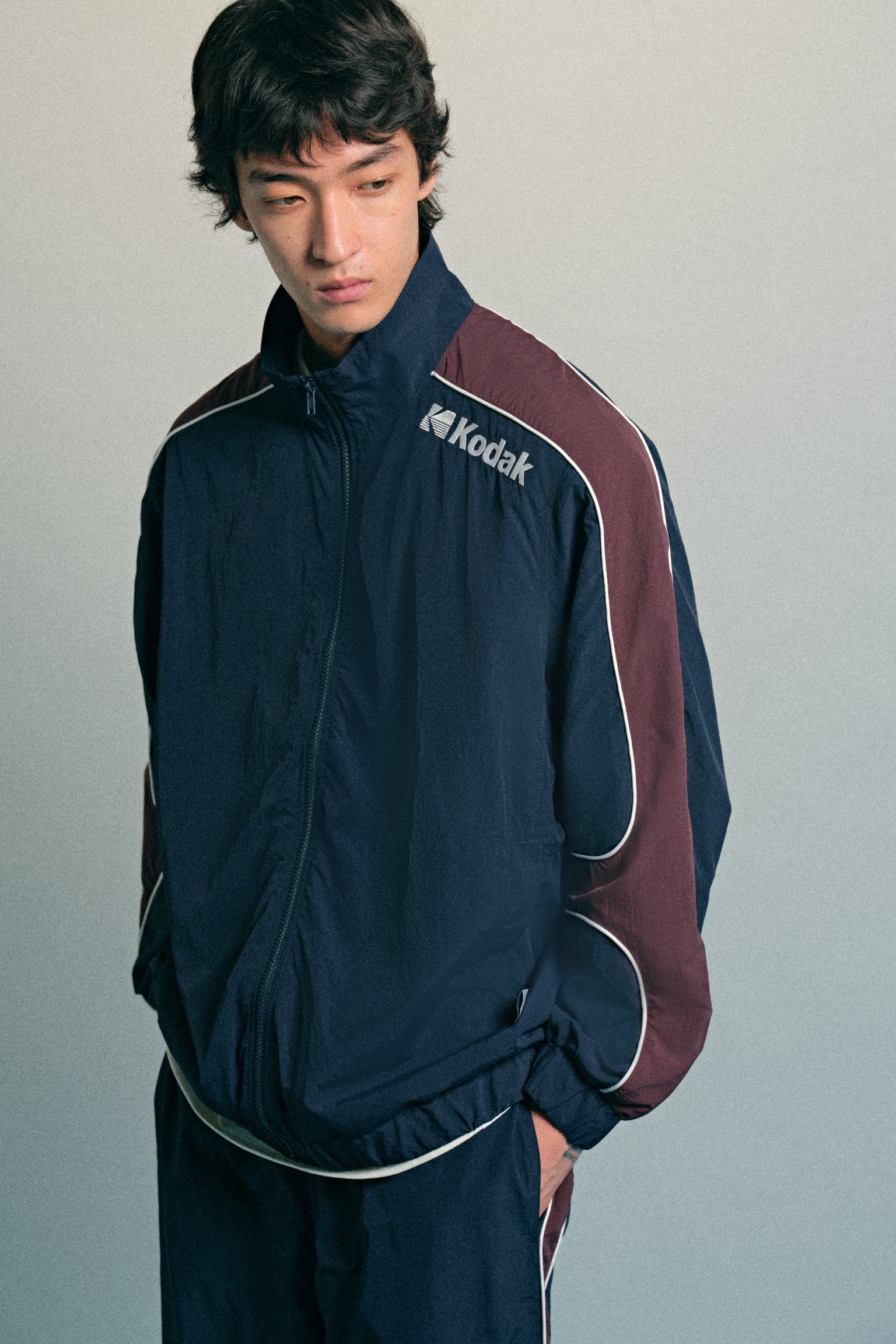 Áo khoác tập vải nylon có hoạ tiết in - Màu xanh dương đậm/Kodak - 8
