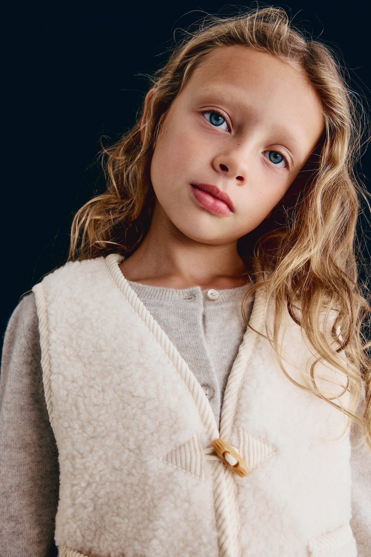 Детский жилет H&M Teddy Fleece Vest, цвет: Светлый бежевый — фото 4