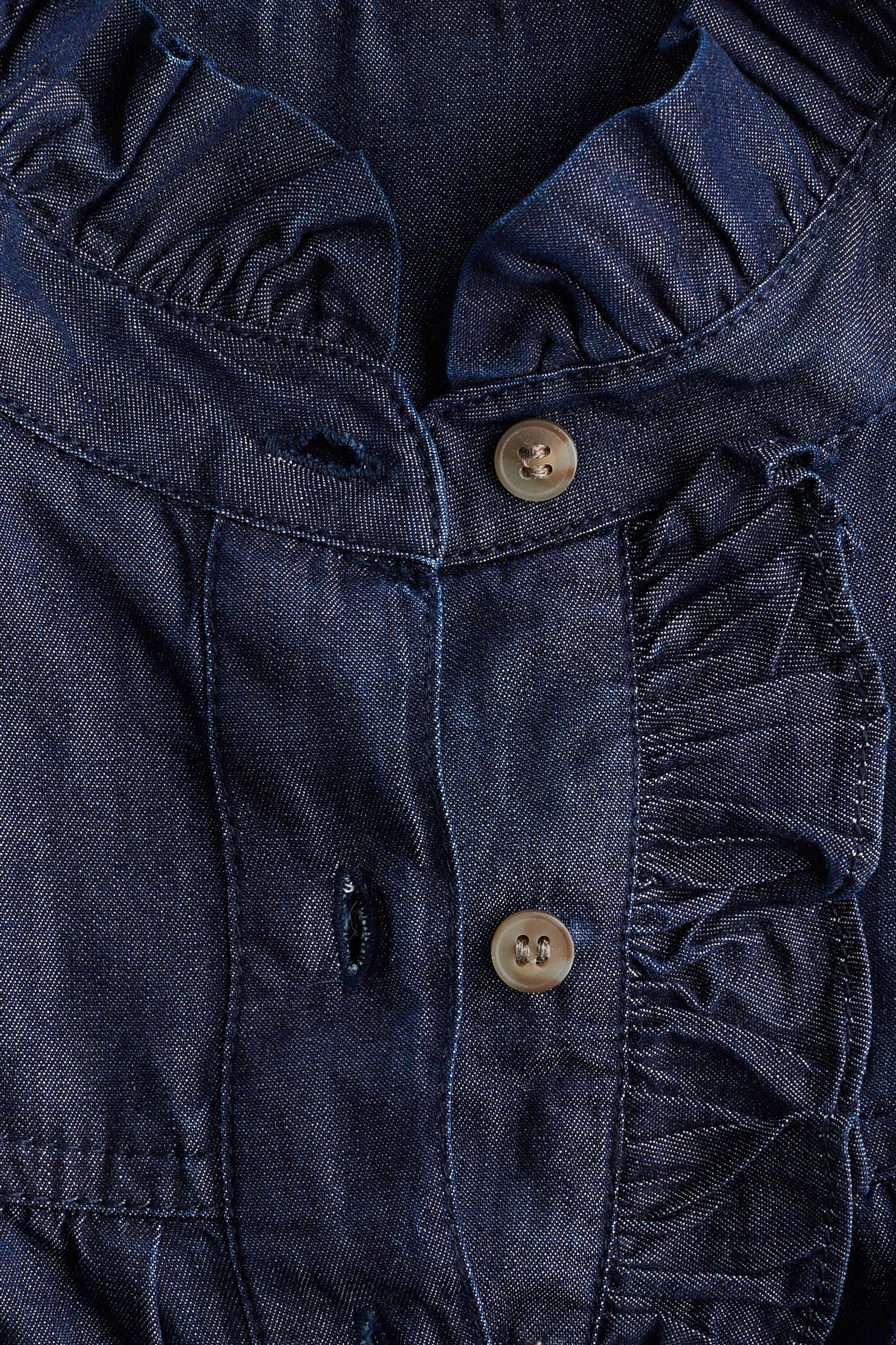 Женская блузка H&M Ruffled-Collar Denim Blouse, цвет: Тёмный джинсовый синий — фото 6