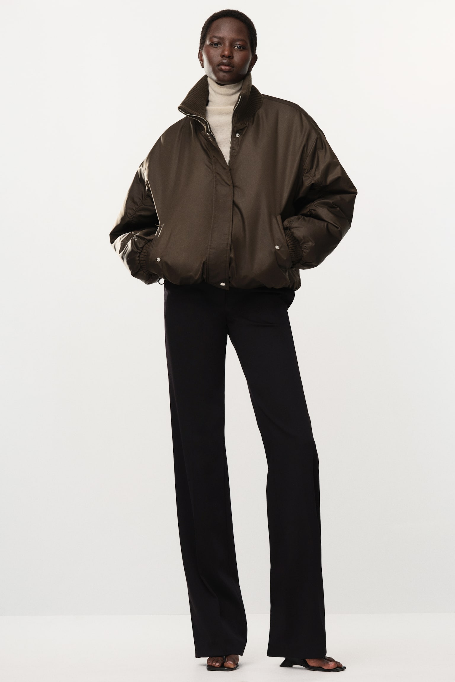 Женская куртка H&M Oversized Bomber, цвет: Тёмный хаки зелёный — фото 2