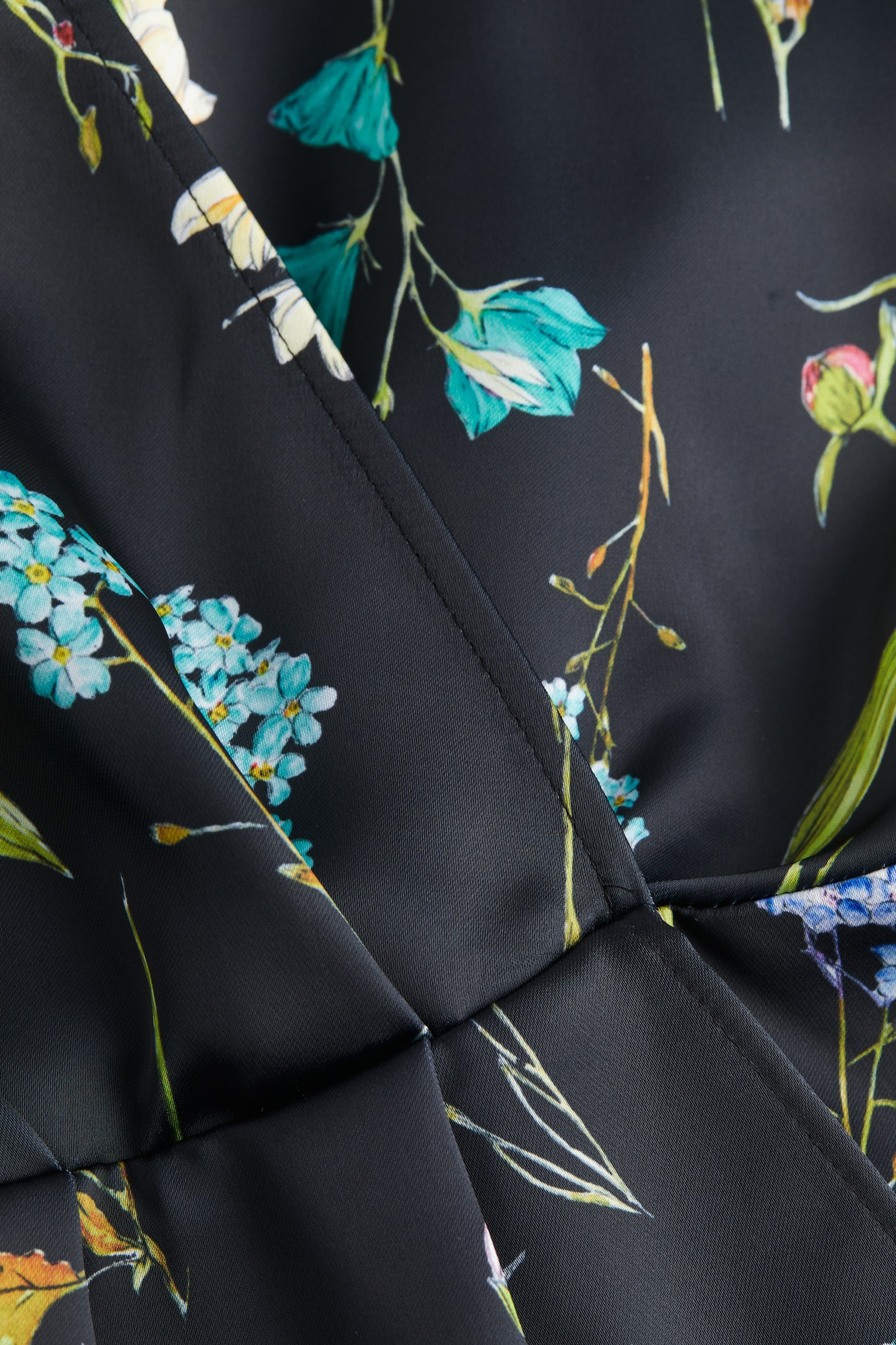Женское платье H&M Satin Wrap-front, цвет: Чёрный / С принтом — фото 2