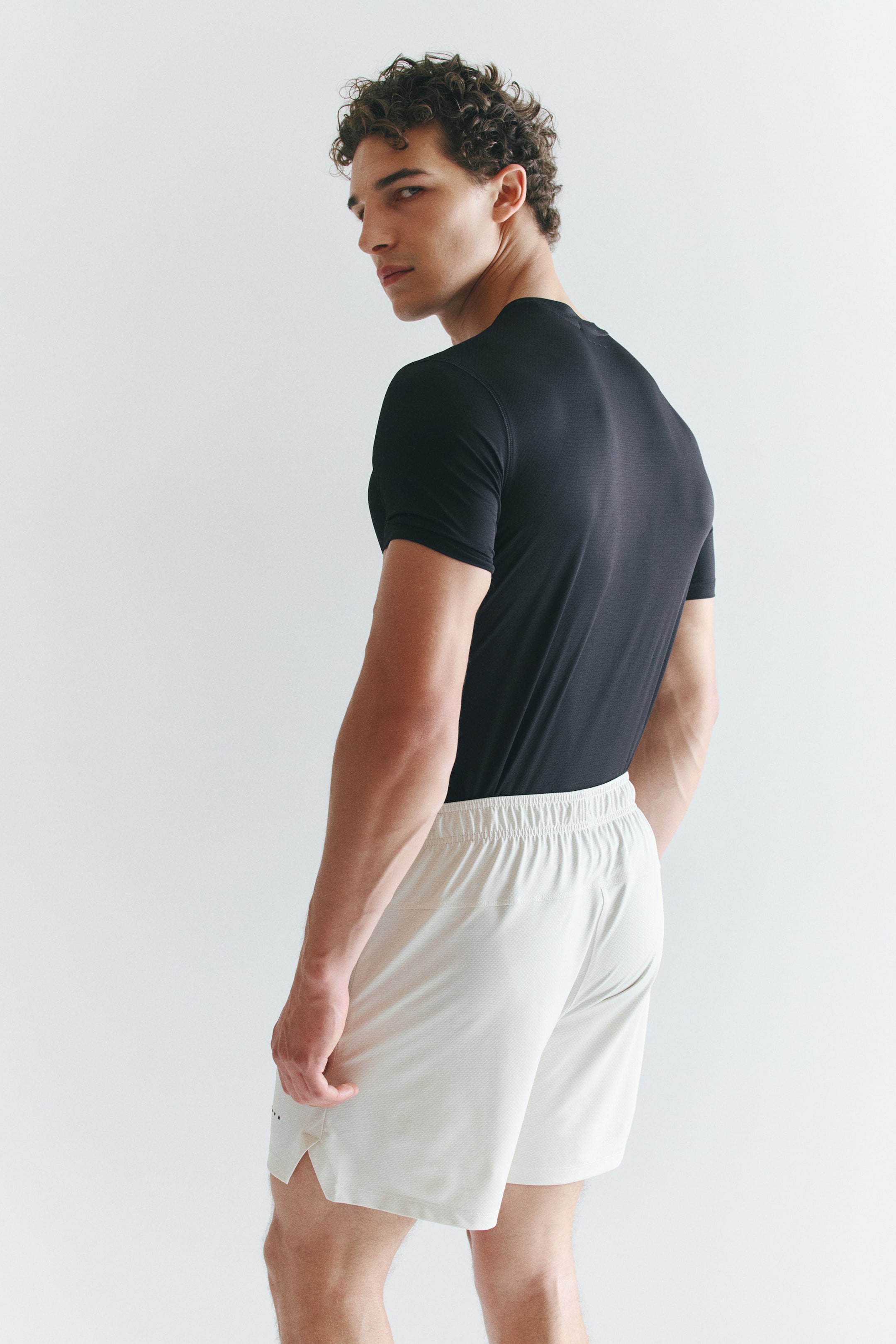 Мужские рубашки H&M Muscle-Fit Sports Shirt with DryMove™ — фото 4