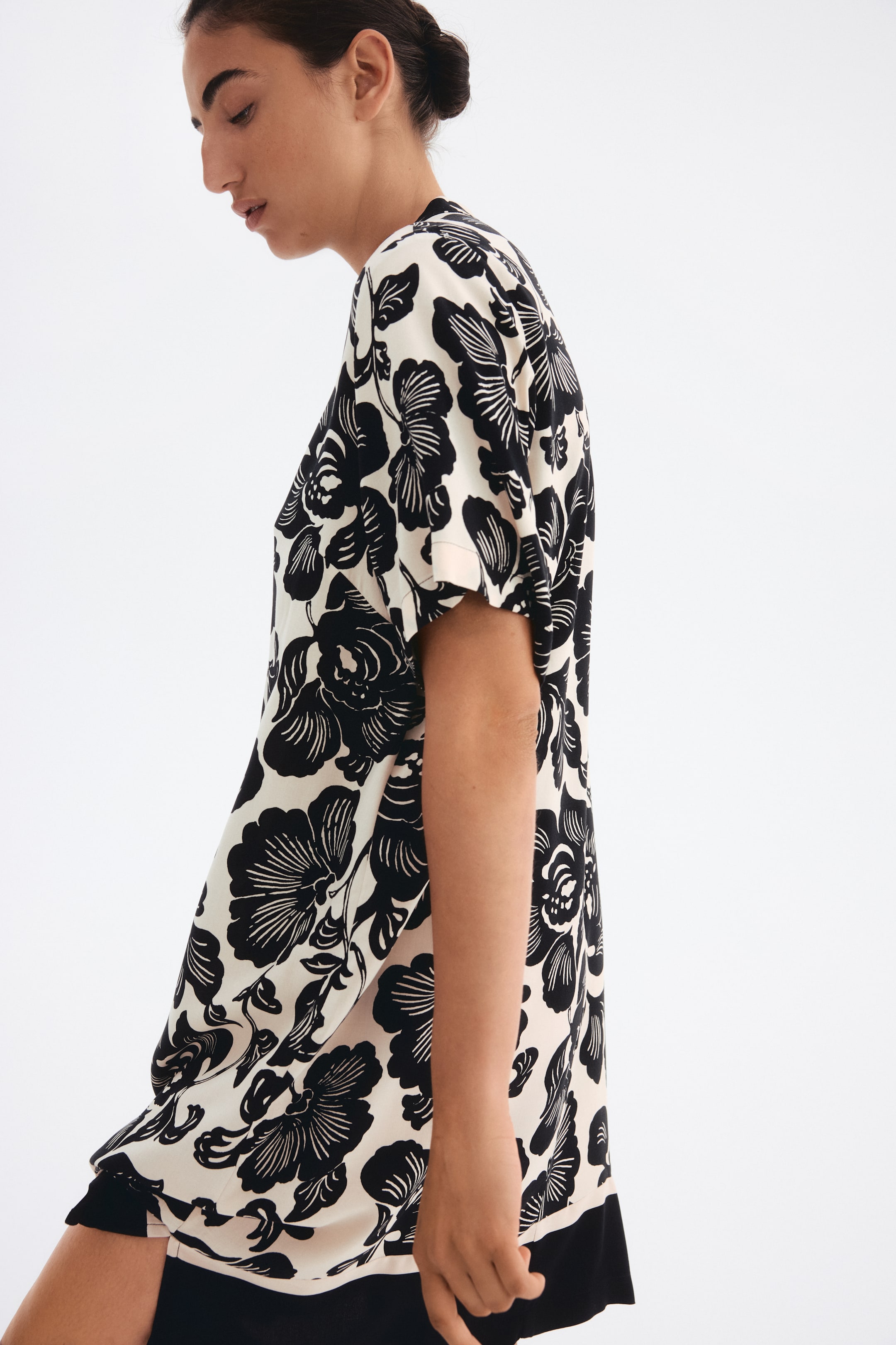 Visualizza immagine più grande: Abito a tunica in viscosa - Crema/nero fiori - DONNA | H&M IT 1