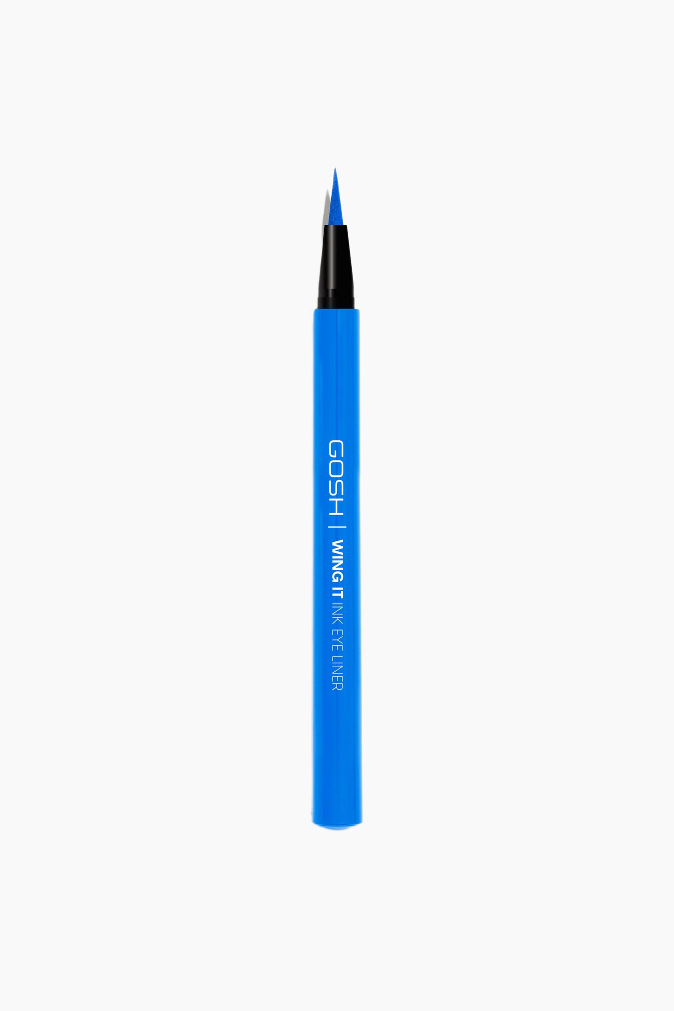 Se større billede: Wing It Ink Eye Liner står lodret og har en klar blå cylindrisk krop med hvid tekst trykt langs siden. Den uafdækkede pen viser en sort hals og en skarp, spids filtspids-applikator i en matchende klar blå nuance.