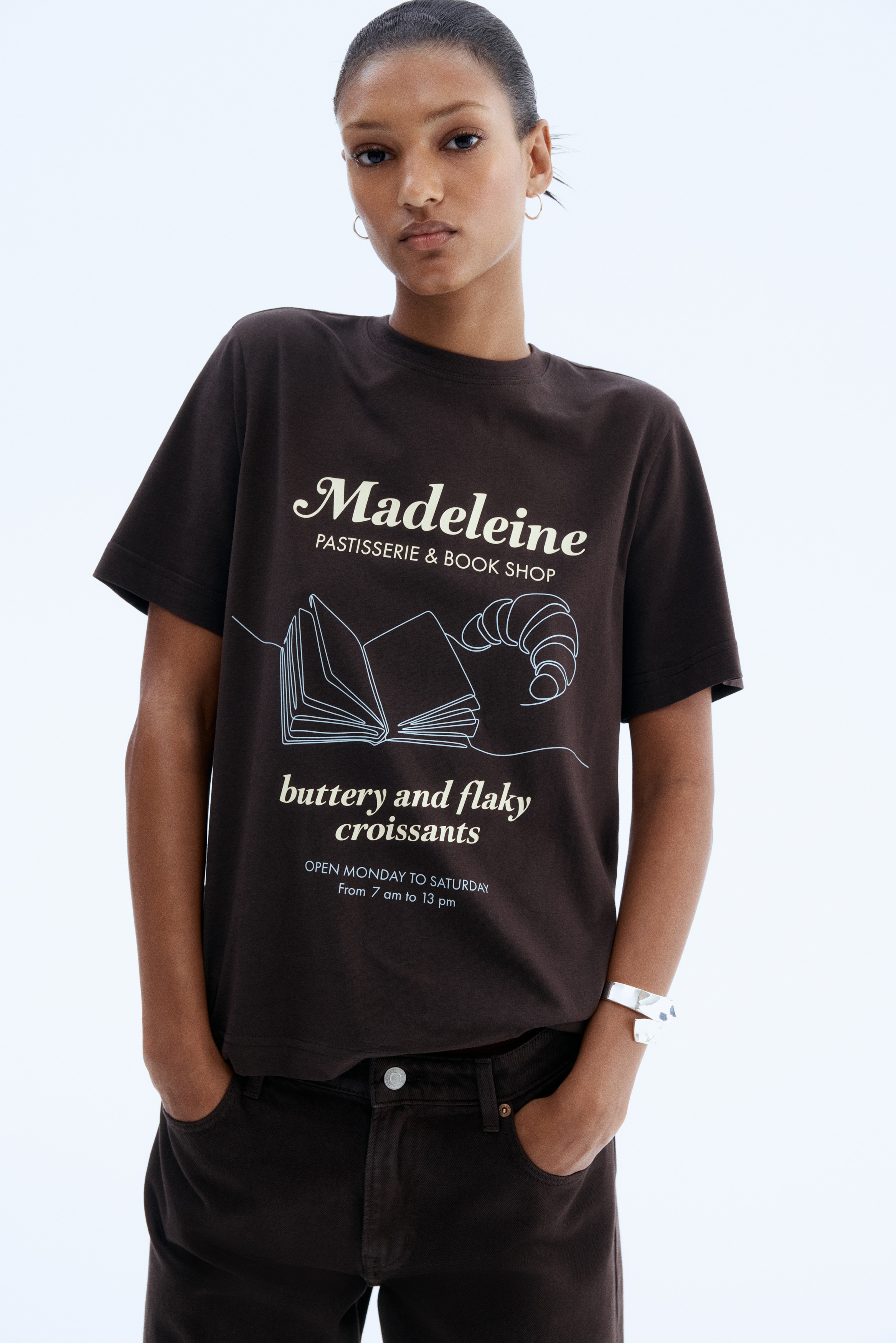 Majica s aplikacijom - Tamnosmeđa/kroasan/Zelena/The Hamptons/Ružičasta/New York/Bela/Fleuri/Bela/Le Maison/Tamnosmeđa/Atelier/Bela/Le Marais/Tamnosiva/Cannes/Crna/Paris/Tamnosiva/Tropicale