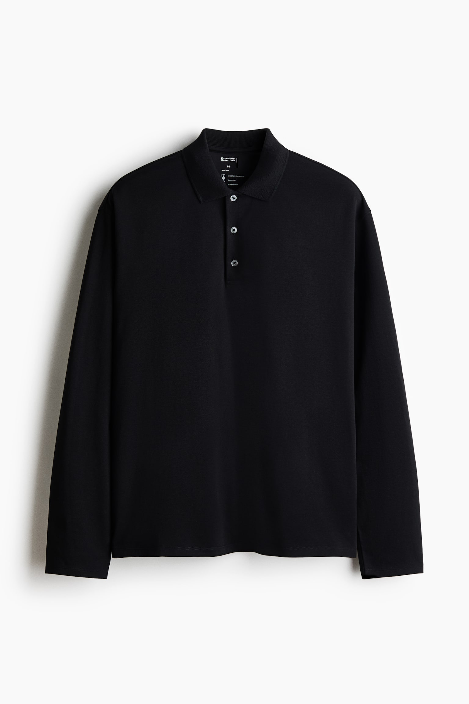 Een zwart poloshirt met lange mouwen is van voren te zien, voorzien van een klassieke kraag, een sluiting met drie knopen en een rechte zoom. Het shirt heeft een regular fit met eenvoudige, netjes afgewerkte manchetten aan de lange mouwen.