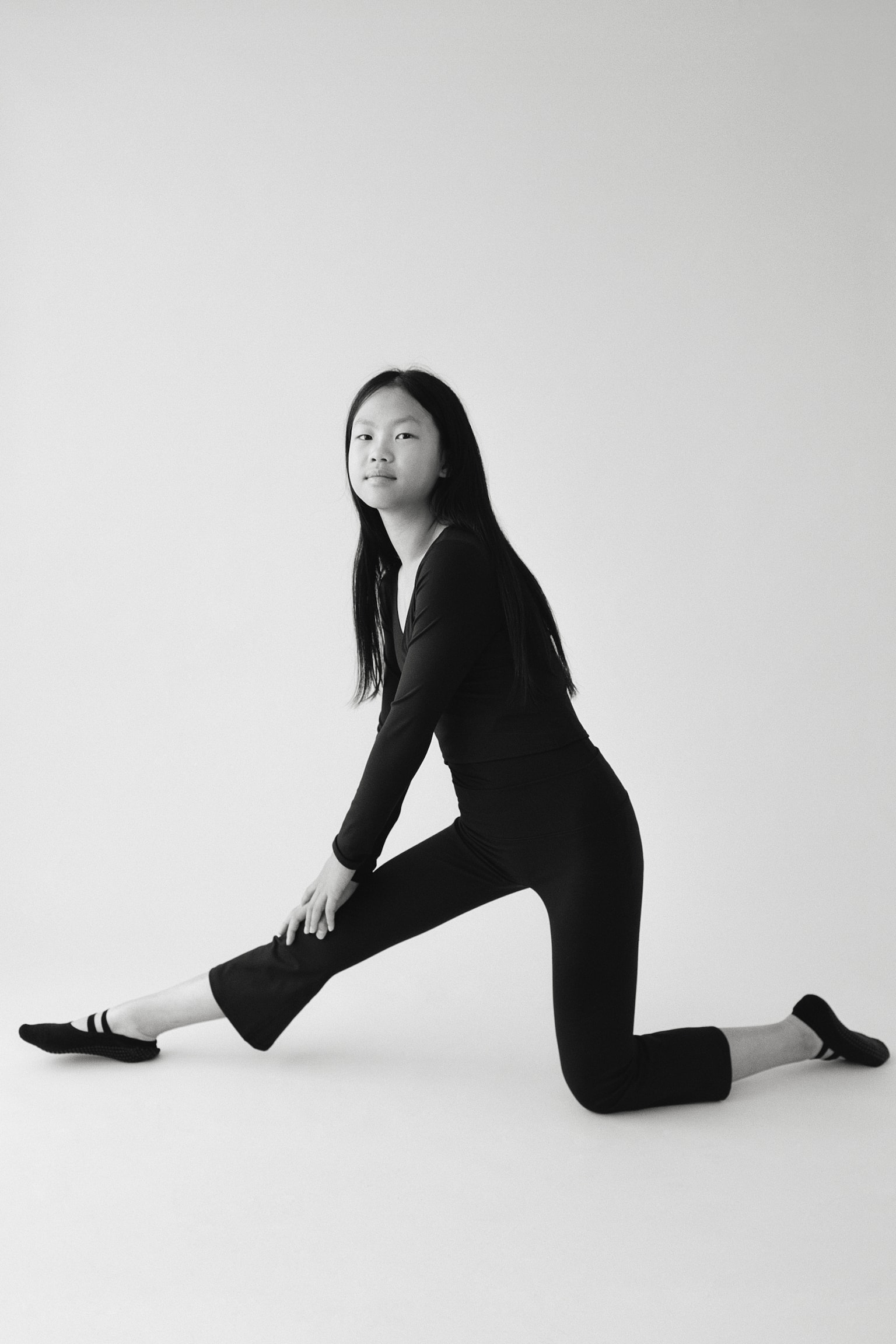 Детские леггинсы H&M Move Flared Capri Yoga Leggings with SoftMove™, цвет: Чёрный — фото 4
