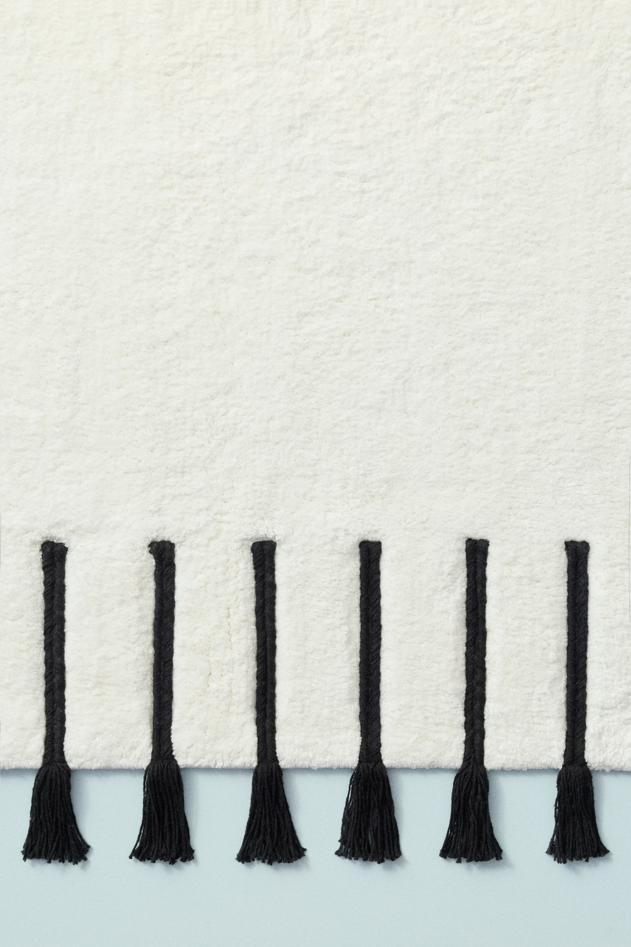 Vezi imaginea mai mare: Covoraș de baie plușat și cu ciucuri - Alb/negru - HOME | H&M RO 1