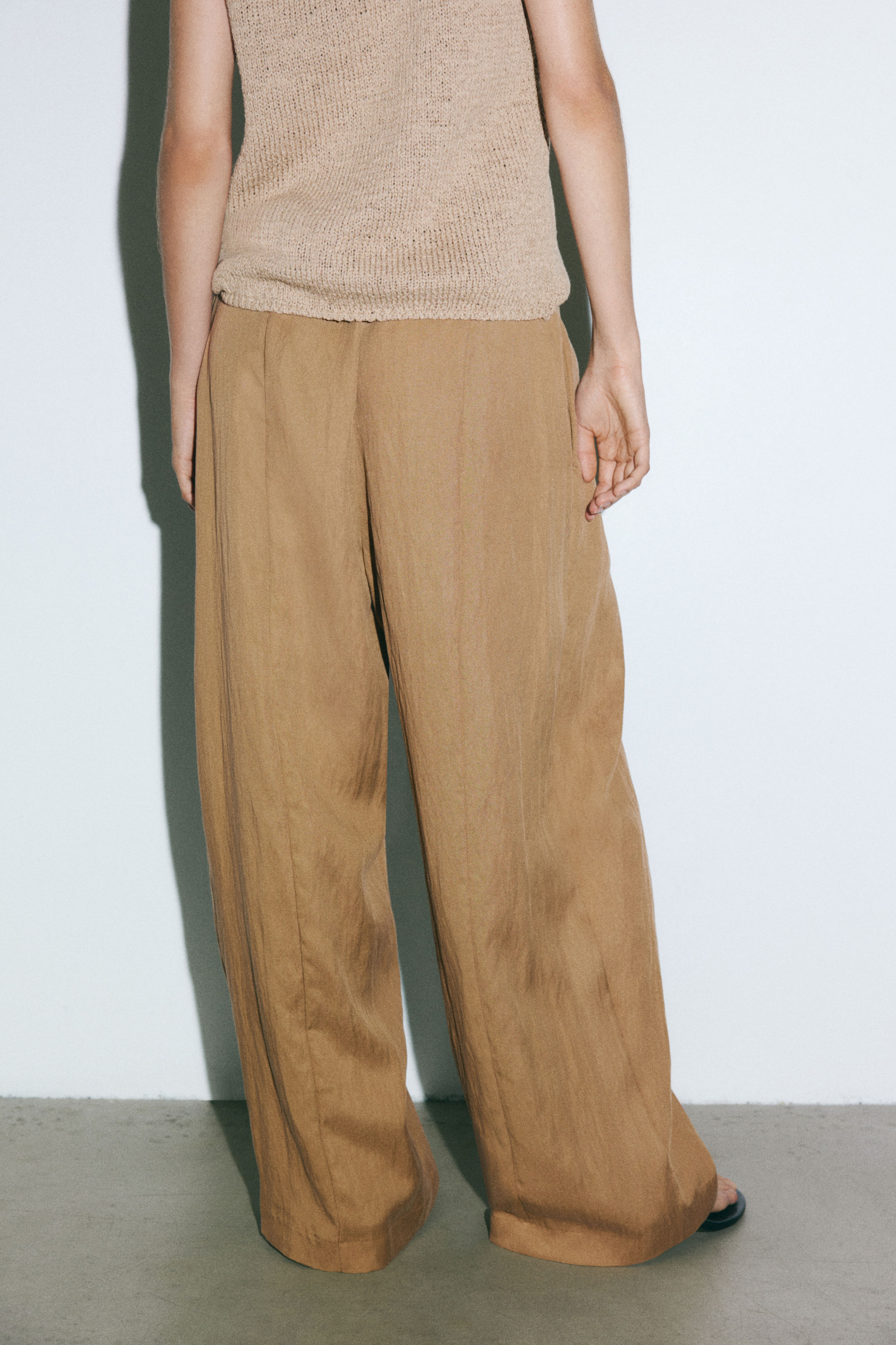 Pantalon froissé avec détails croisés