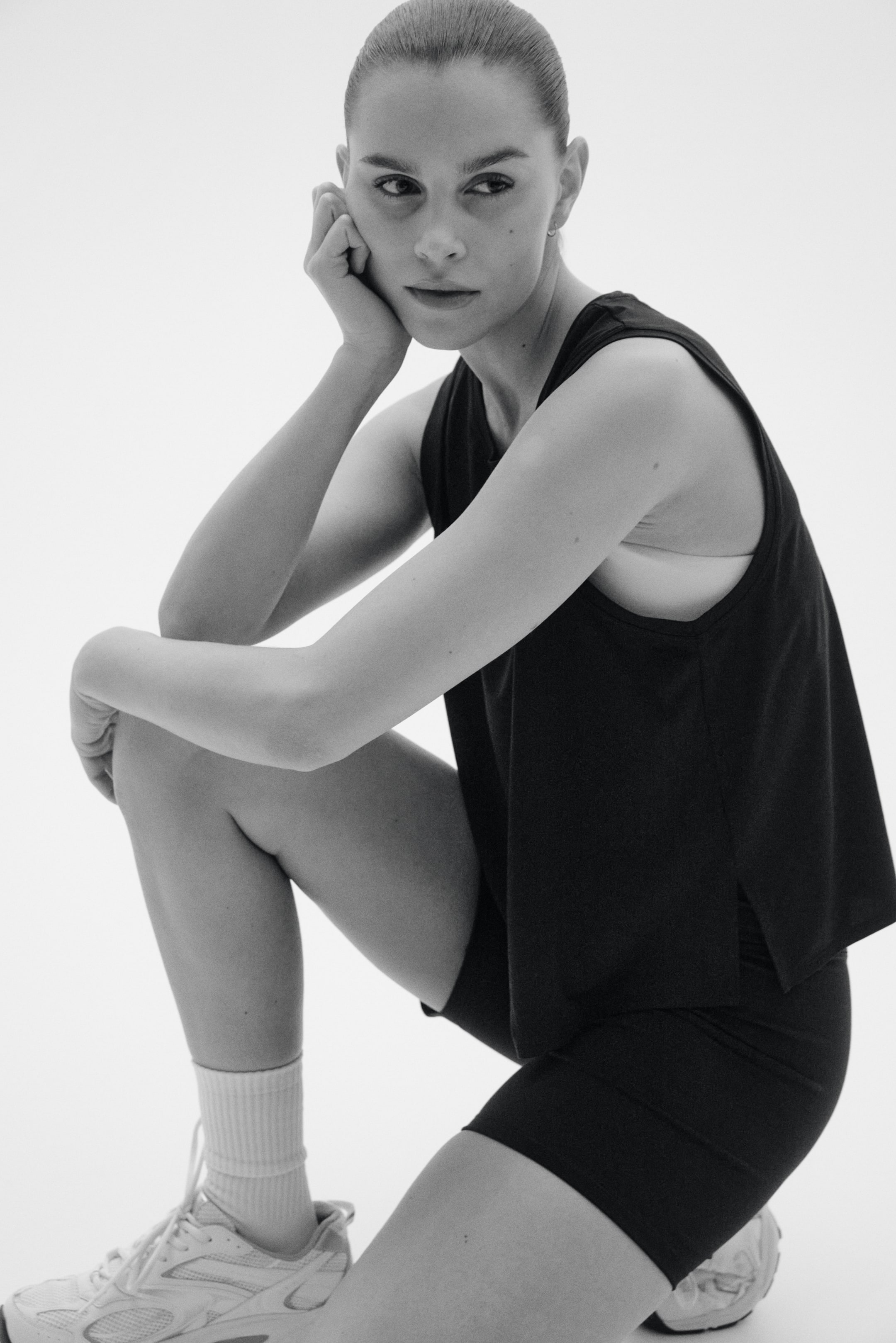 Женские топы H&M Boxy Sports Tank Top with DryMove™ — фото 6
