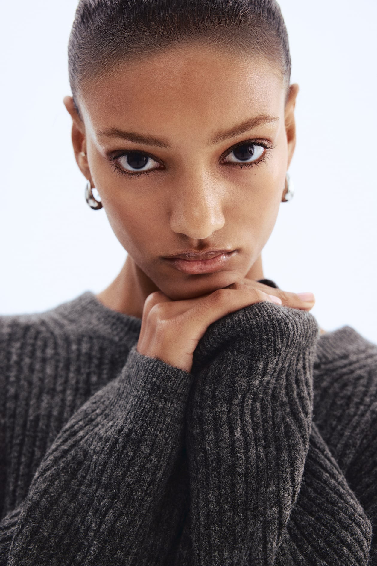 ribgebreide-trui-donkergrijs-gem-leerd-dames-h-m-nl