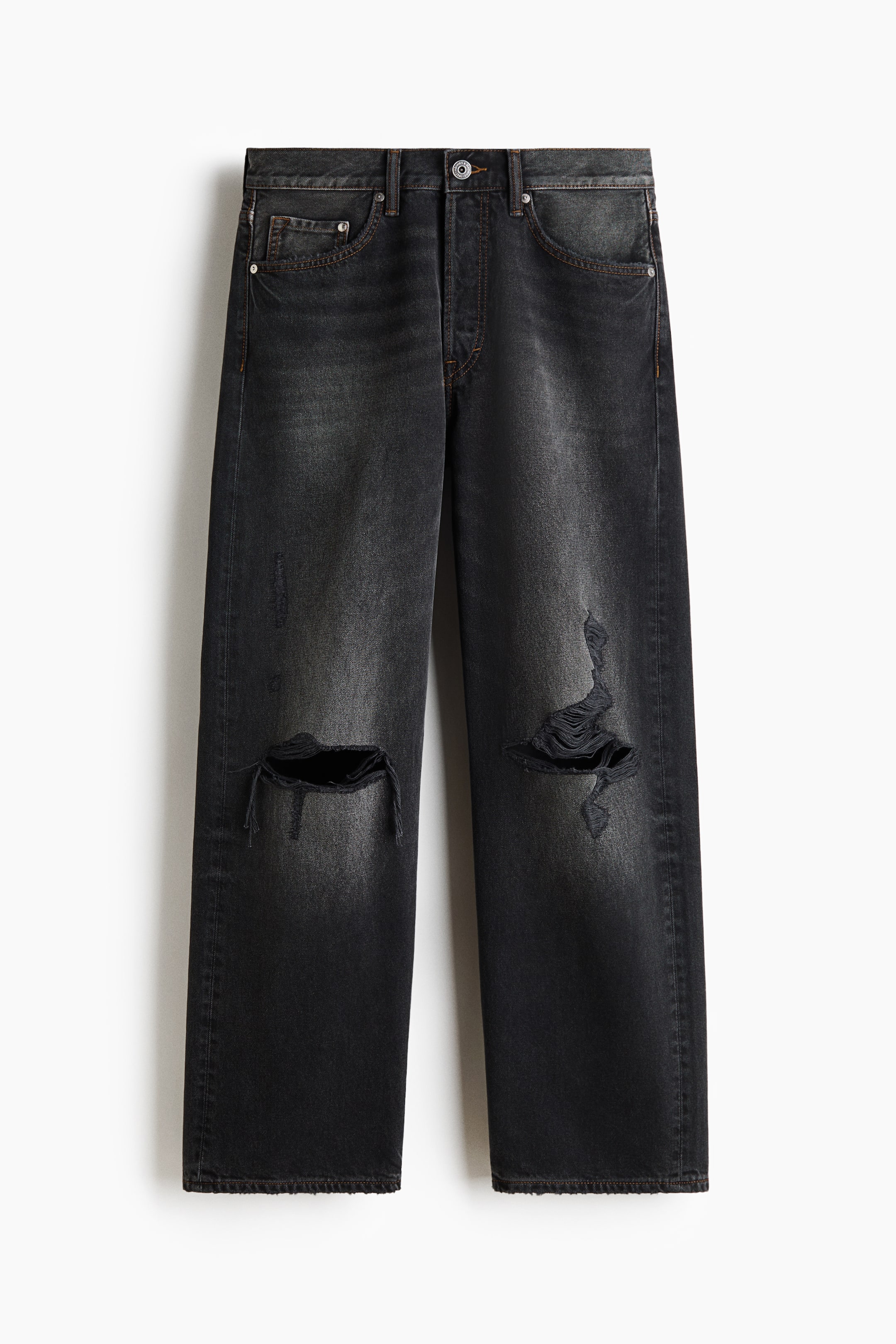 Xem ảnh lớn hơn: Một chiếc quần jeans dáng suông, ống thẳng bằng denim đen wash được chụp từ phía trước, nổi bật với cạp vừa và thiết kế 5 túi cổ điển. Quần có các vết rách rách cá tính ở cả hai đầu gối cùng hiệu ứng bạc màu nhẹ dọc phần đùi.