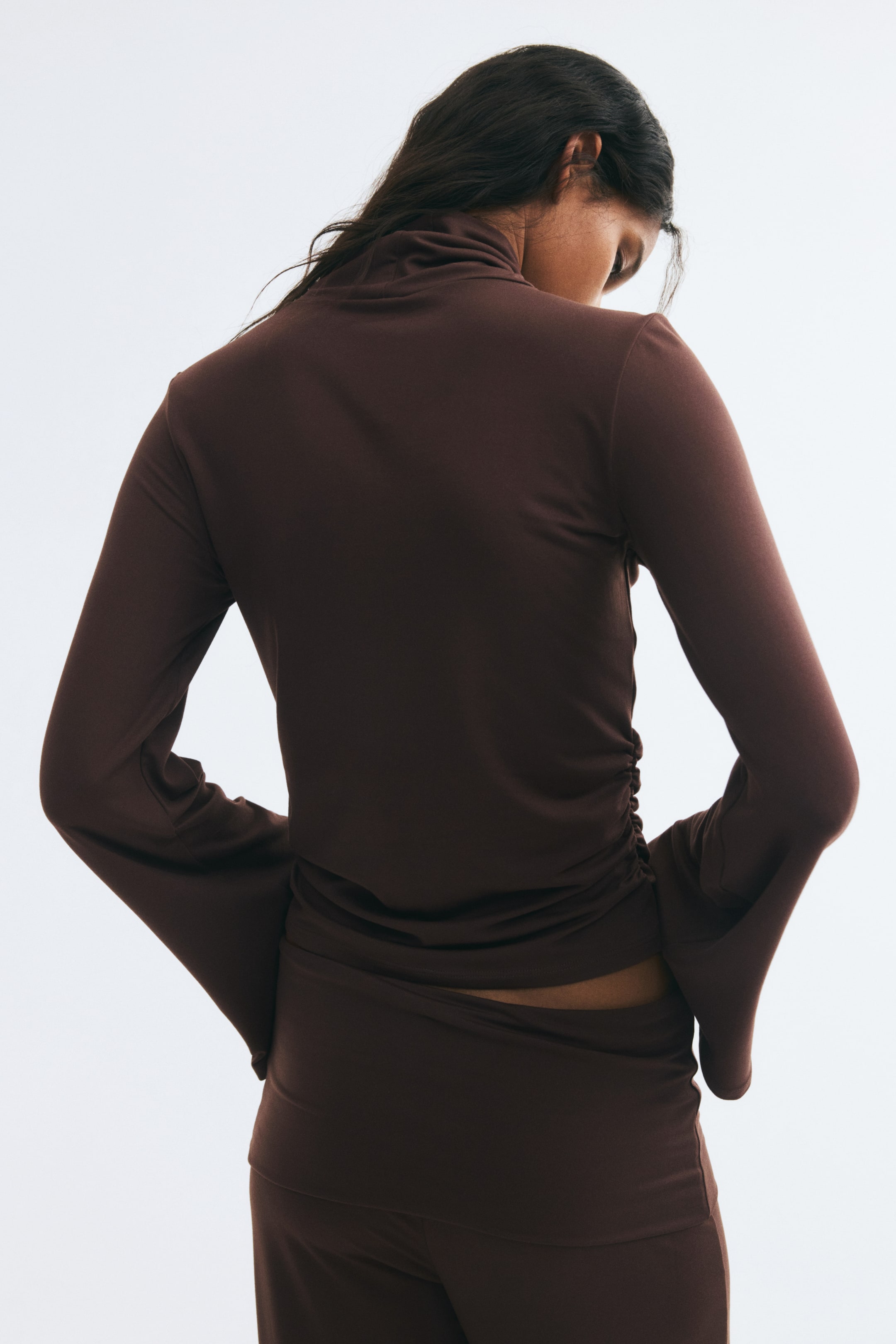 Haut à effet drapé avec col cheminée