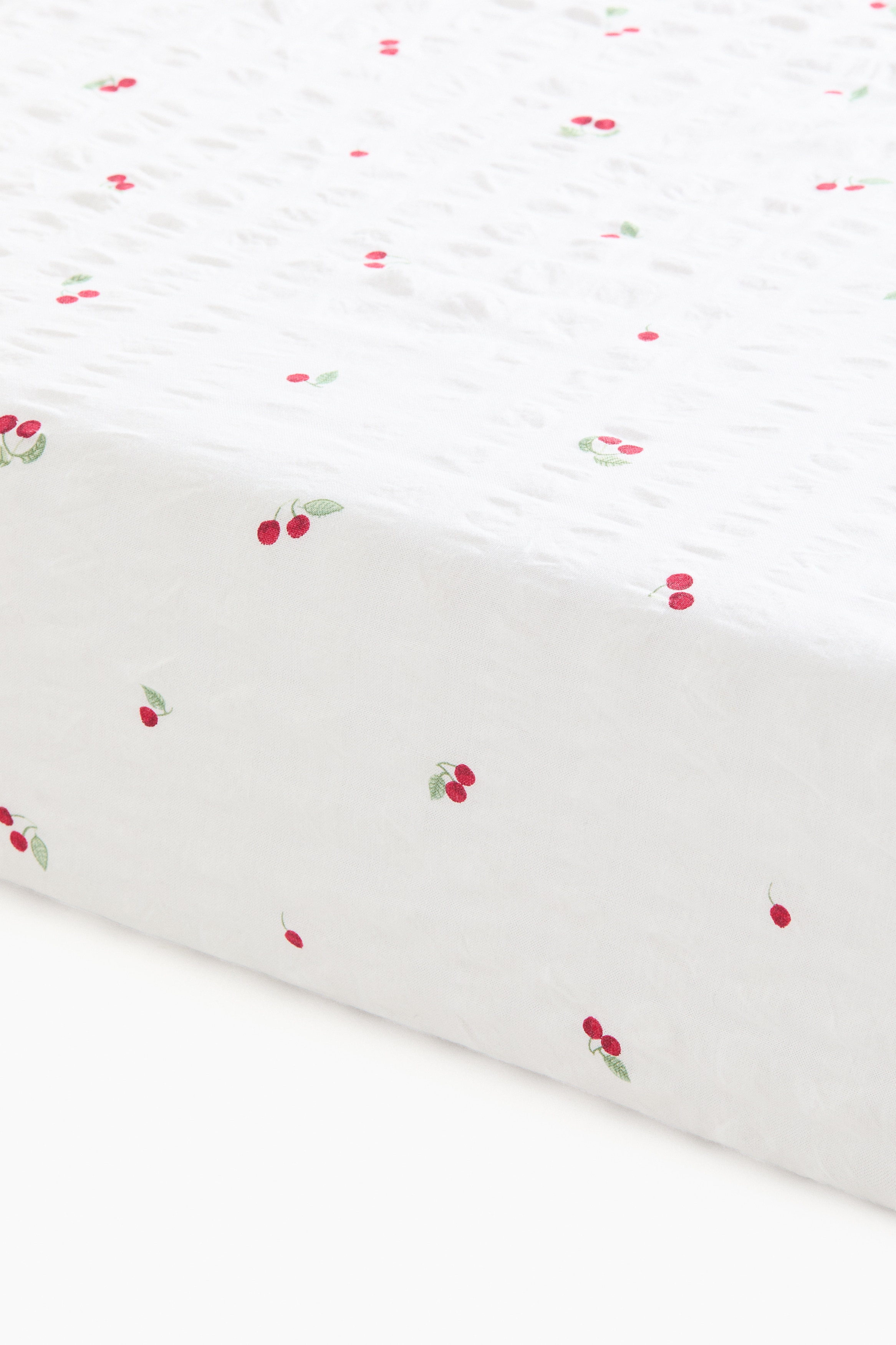 Seersucker Fitted Crib Sheet - White/cherries