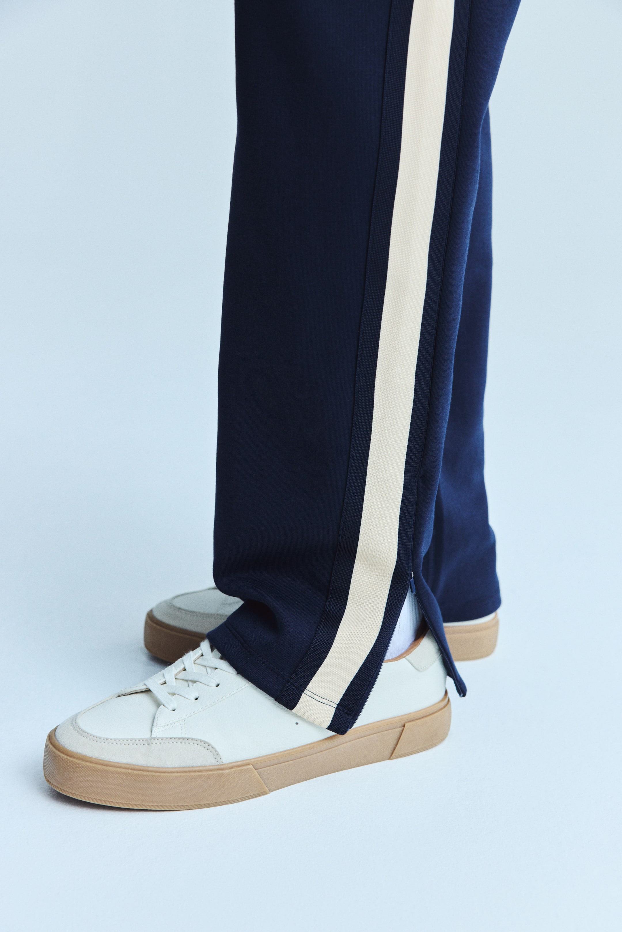 Преглед на по-голямо изображение: Спортно долнище Regular Fit с DryMove™ - Морскосин/Кремав - МЪЖЕ | H&M BG 4