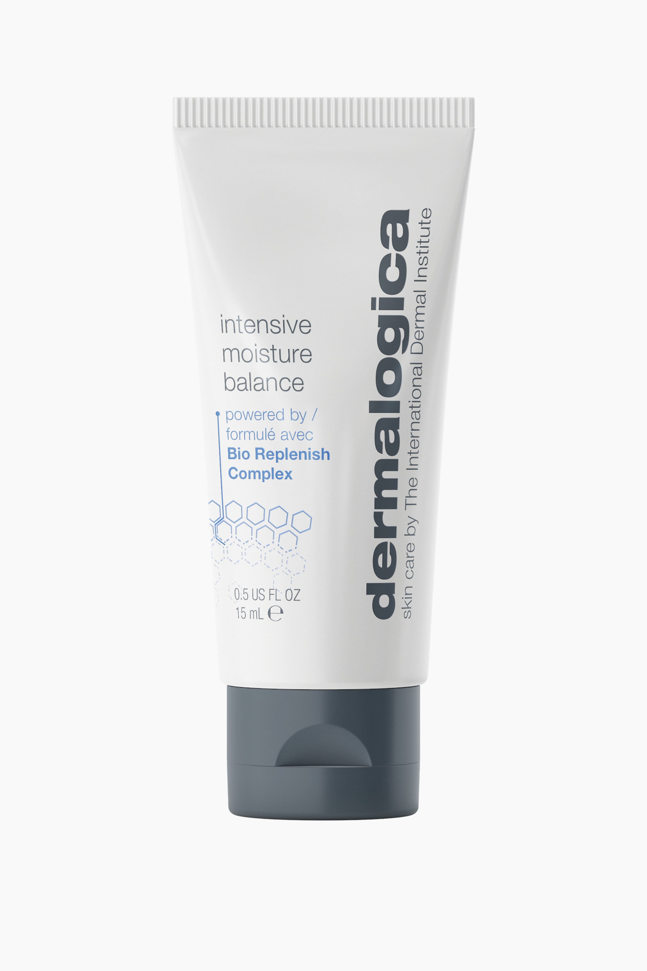 Visa större bild: En Dermalogica Intensive Moisture Balance-kräm i tub står upprätt och visar en vit förpackning med ett mörkgrått flip-top-lock vid basen. Den framåtvända förpackningen visar grå och blå varumärkestext tillsammans med ett ljusblått hexagonmönster.