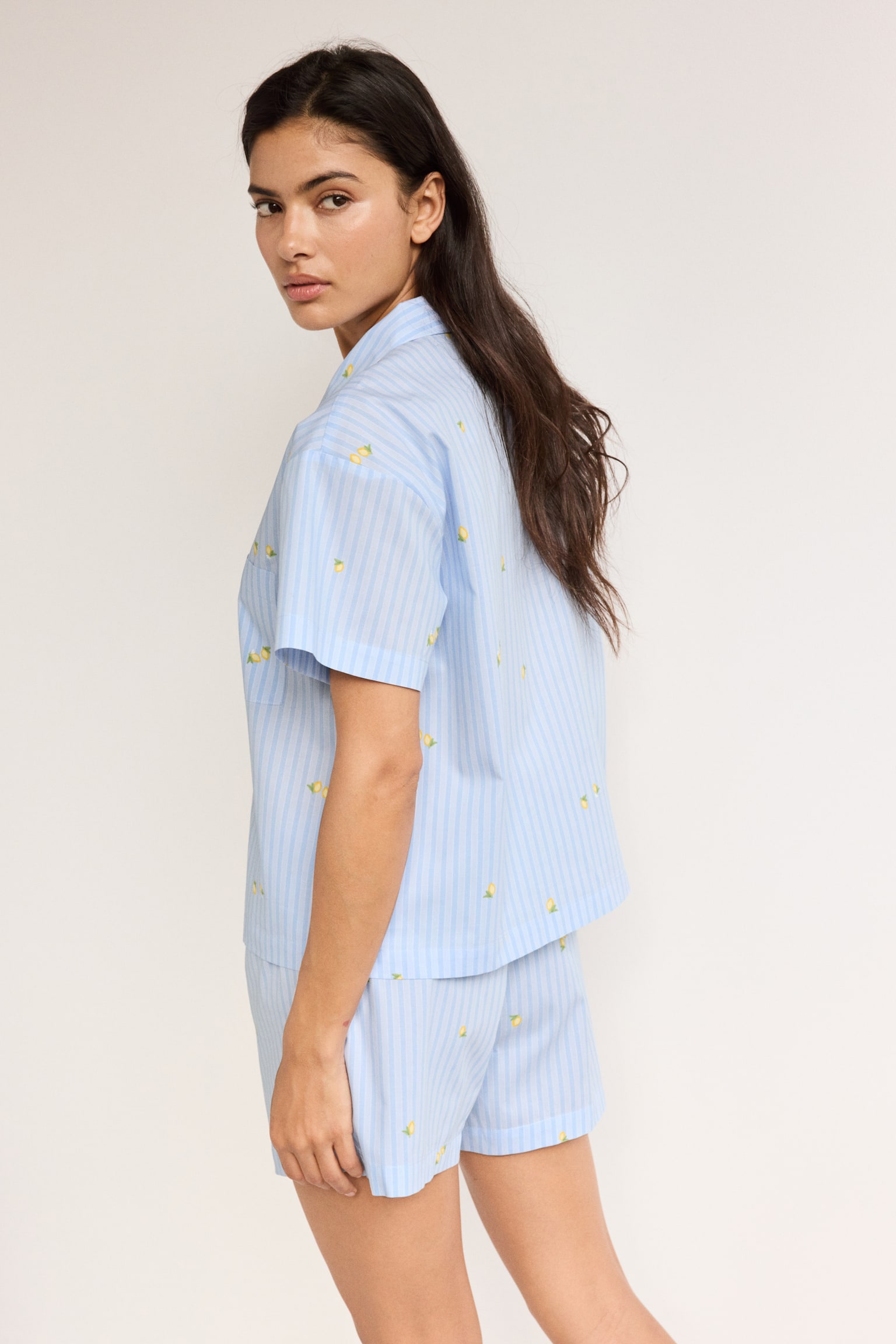 סט פיג'מה חולצה ומכנסיים קצרים - תכלת/לימונים - 4