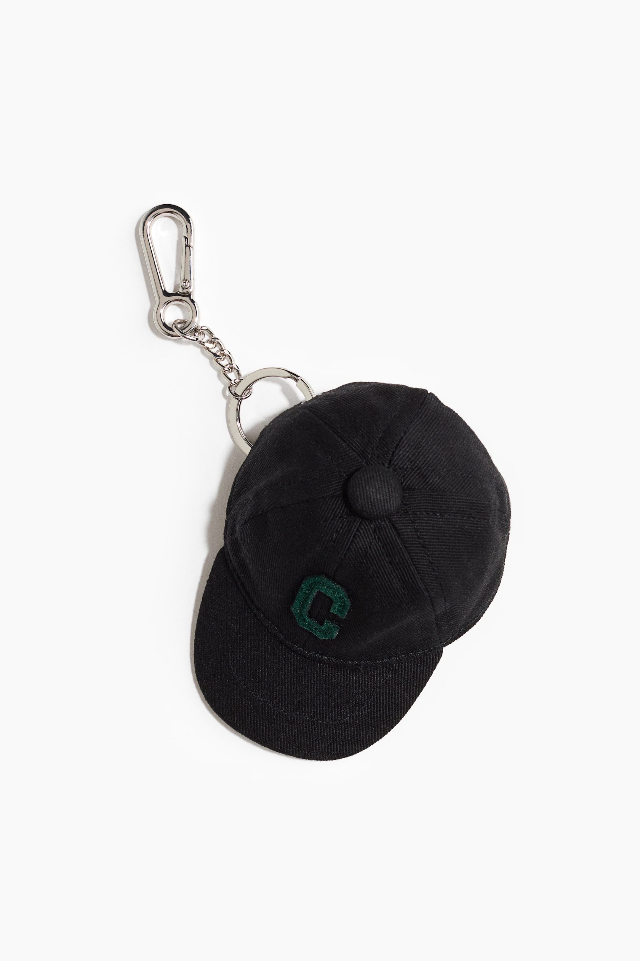 Visualizza l'immagine ingrandita: Un portachiavi a forma di cappellino da baseball nero a coste presenta una lettera C verde applicata sul davanti e un bottone rivestito in tessuto sulla sommità. È collegato a un moschettone color argento, una catena e un anello portachiavi.