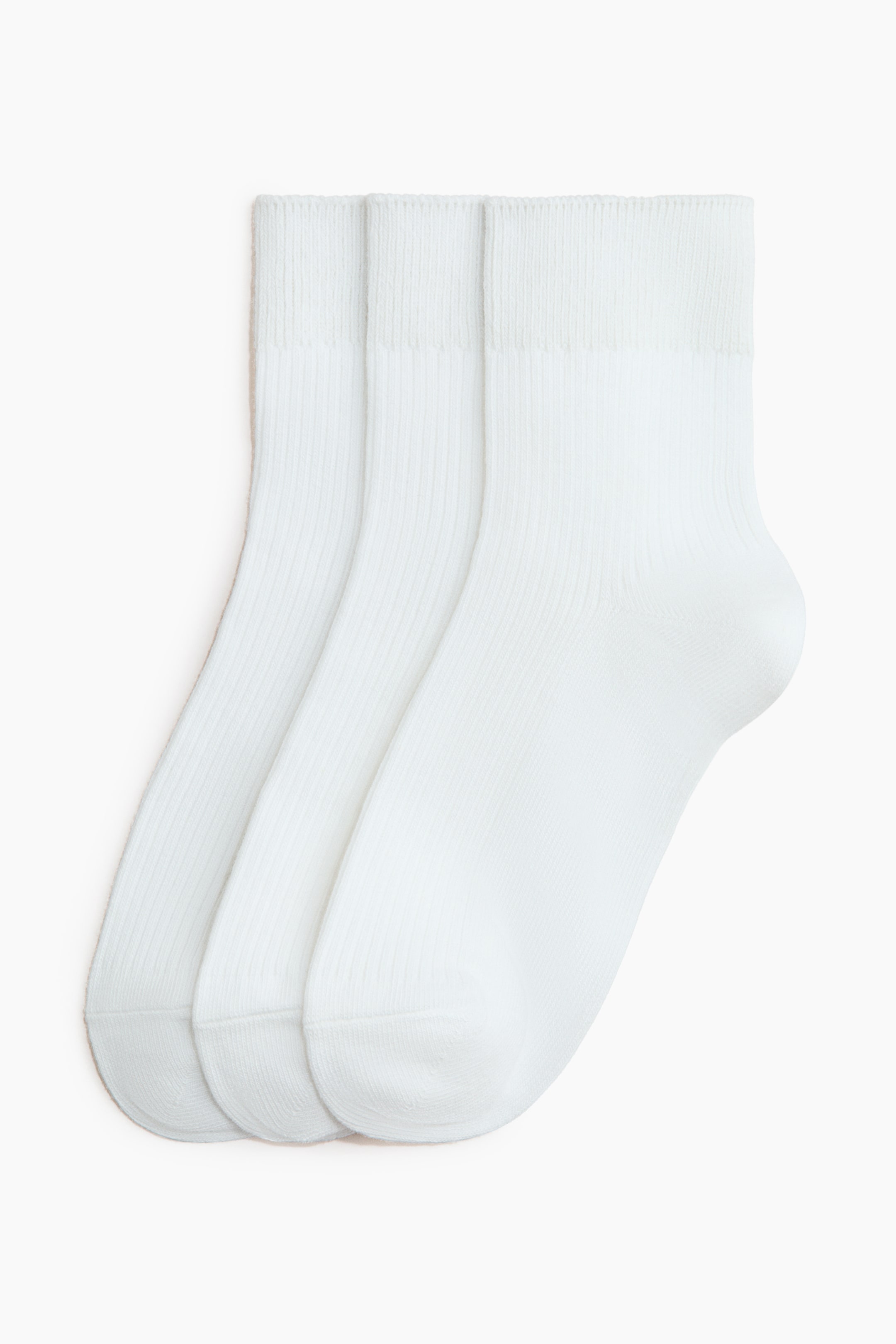 Grotere afbeelding bekijken: Drie witte sokken worden aan de VOORKANT weergegeven, elk met een geribbelde boord en been dat overgaat in een gladde breisteek op de hiel- en teengedeelten.