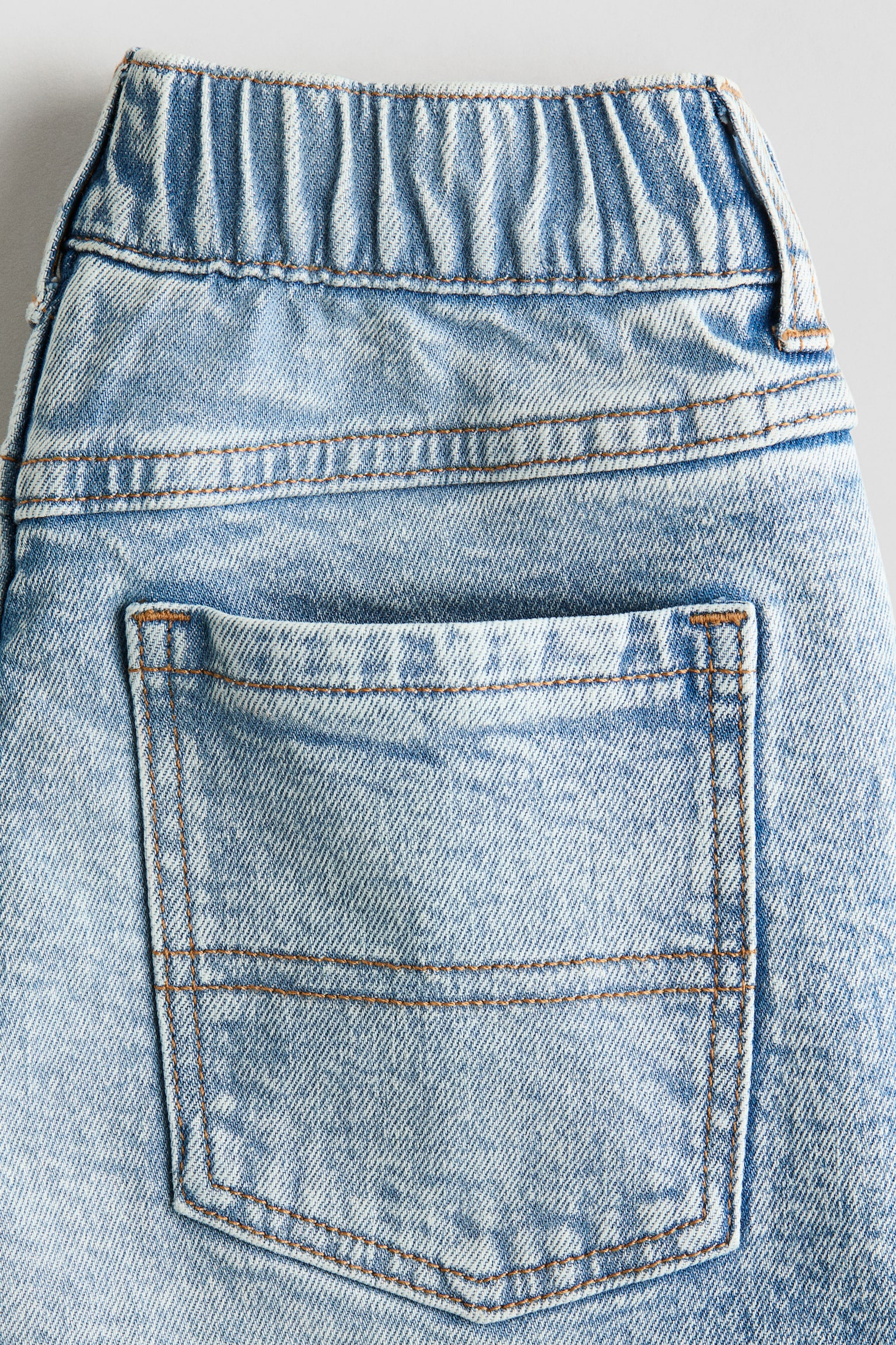 Quần short denim Relaxed Fit - Màu xanh denim nhạt/Màu xanh denim/Màu be nhạt - 2