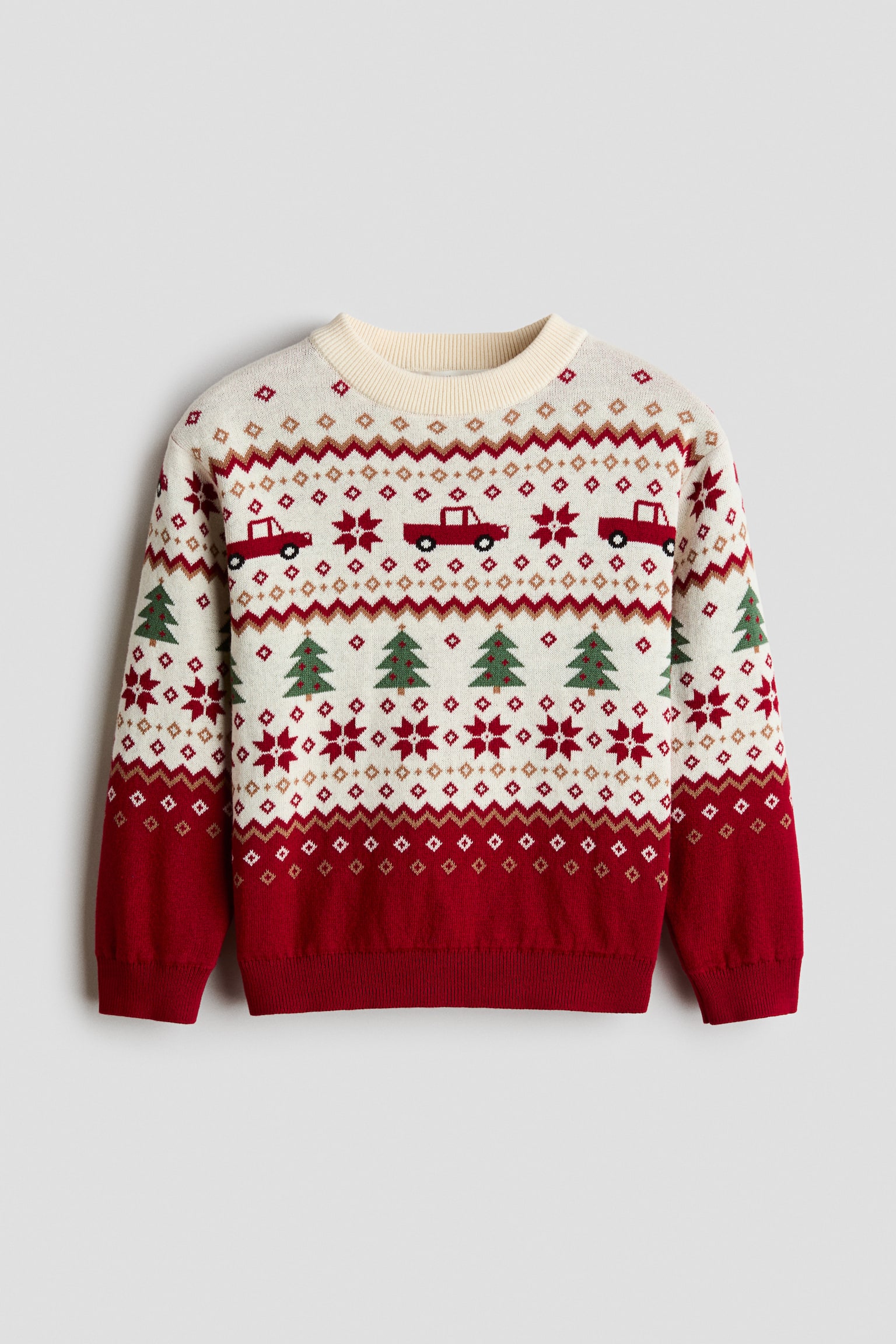 Ein Jacquard-Strickpullover ist von vorne zu sehen und zeigt ein cremefarbenes und rotes Fair-Isle-Muster mit horizontalen Streifen aus roten Pick-up-Trucks, grÃ¼nen Kiefern und geometrischen Schneeflockenmotiven. Der Pullover ist mit einem cremefarbenen, gerippten Rundhalsausschnitt, Ã¼berschnittenen Schultern und langen Ãrmeln gestaltet, die in roten, gerippten BÃ¼ndchen enden und zum gerippten Saum passen.