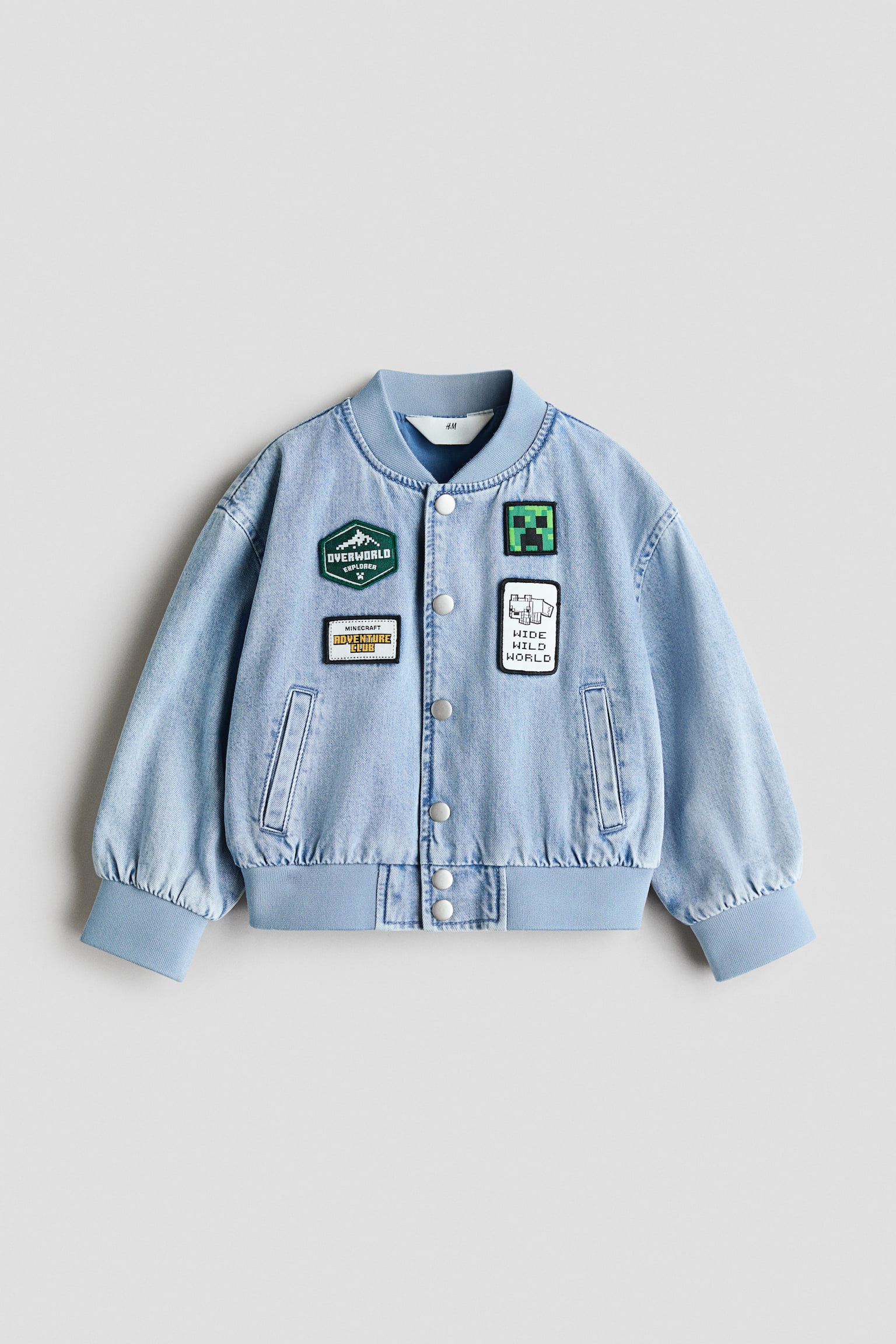 ã©ã¤ãã¦ã©ãã·ã¥ã®ããã ãã³ãã¼ã¸ã£ã±ãããæ­£é¢ããè¦ããããã«å±ç¤ºããã¦ããããªãä»æ§ã®è¥ãè¢å£ãè£¾ã¨ãä¸­å¤®ã®ã¹ããããã¿ã³ééãç¹å¾´ã§ããè¸åã«ã¯Minecraftãã¢ãã¼ãã«ããã°ã©ãã£ãã¯ãããã4ã¤ããããããä¸¡ãµã¤ãã«ã¯ç¸¦åã®ã¦ã§ã«ããã±ãããéç½®ããã¦ãã¾ãã