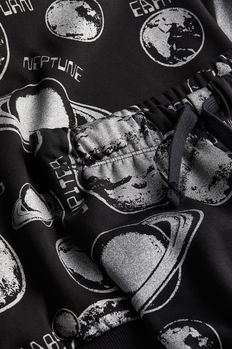 Giacca Softshell Per Bambini Unuo Con Pile Interno - Taglio Lungo, Elementi Riflettenti, Fantasia Pianeti. Perfetta Per Autunno/inverno!