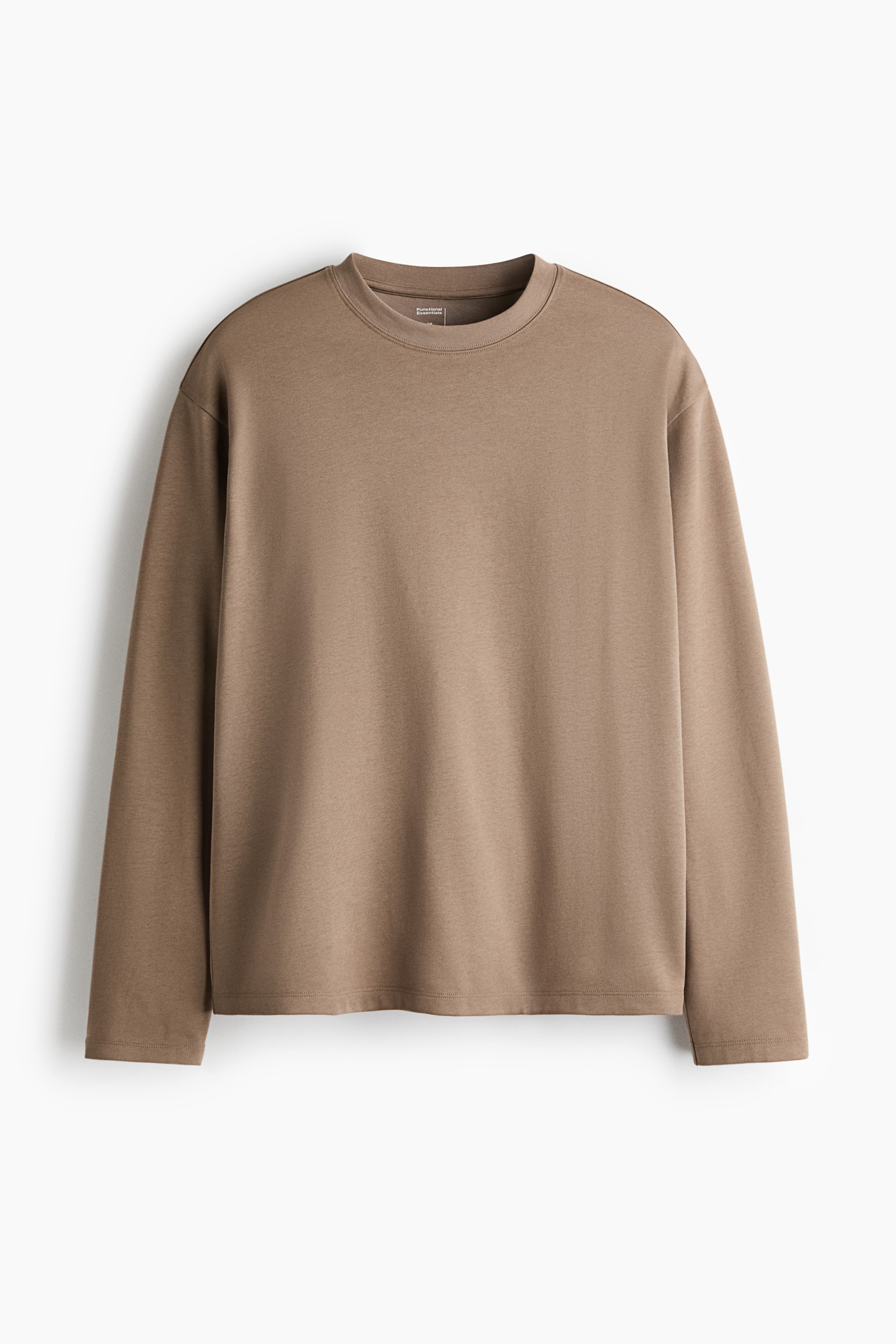 En långärmad t-shirt med avslappnad passform i en taupebrun nyans visas framifrån och framhäver den ribbade runda halsringningen, de nedhasade axlarna och den raka fållen.