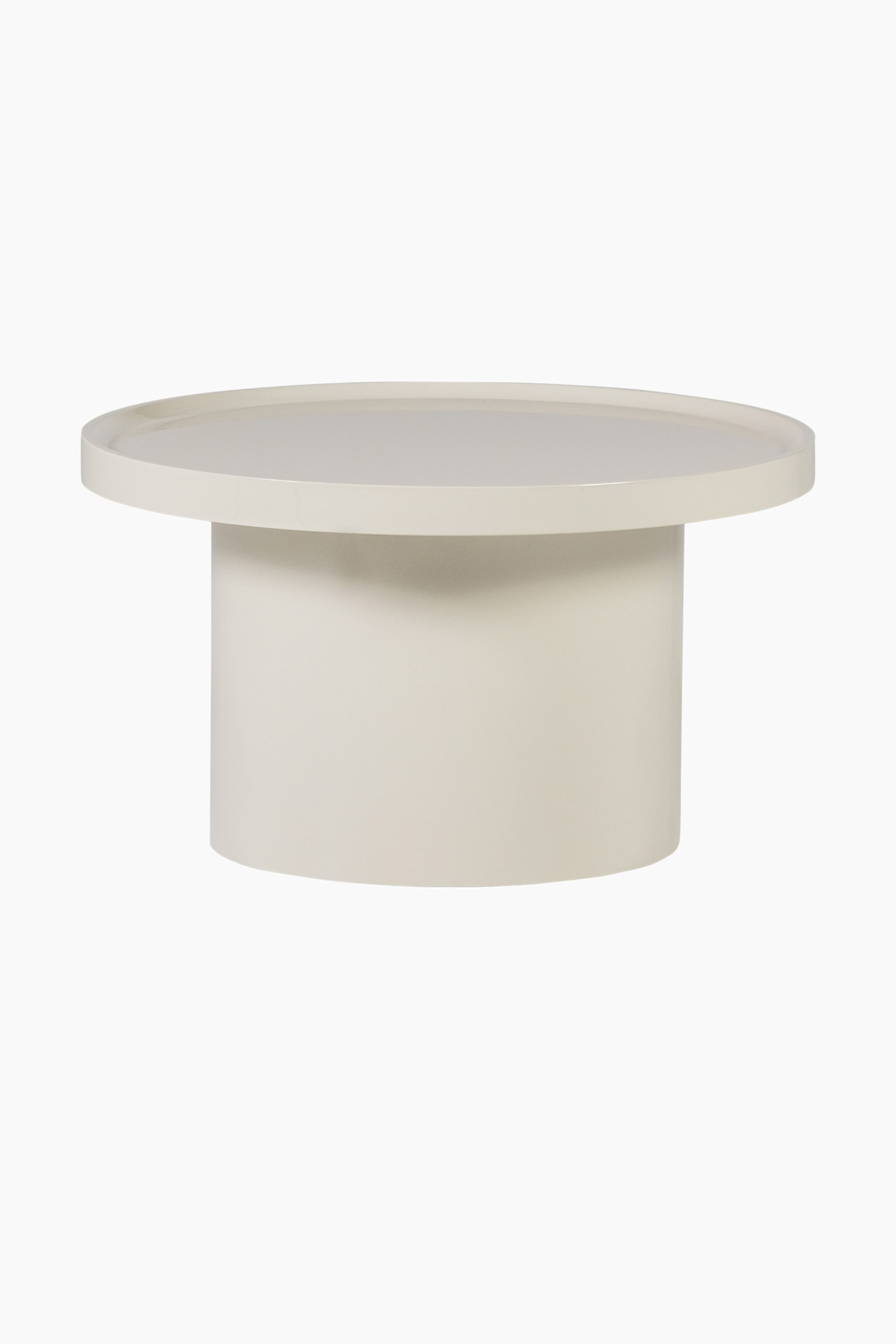 Agrandir l'image: Une table basse de couleur crème est dotée d'un plateau rond en forme de plateau reposant sur une base cylindrique épaisse, vue d'un angle légèrement surélevé et frontal.