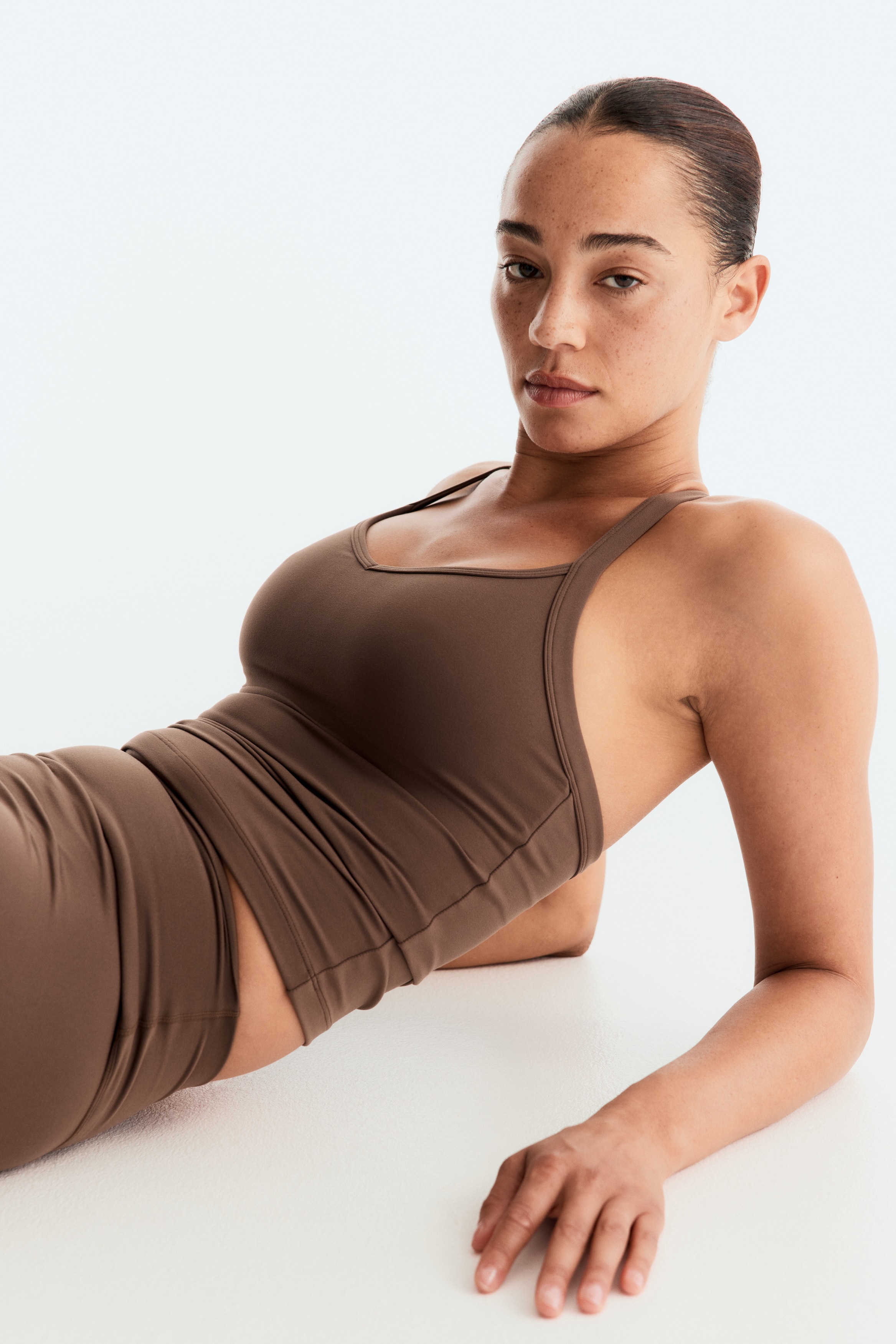 FitパッドマシュマロスクエアBRAタンク ブラウン M Gymshark Bandeau Sports Bra - Nutmeg Brown | Gymshark