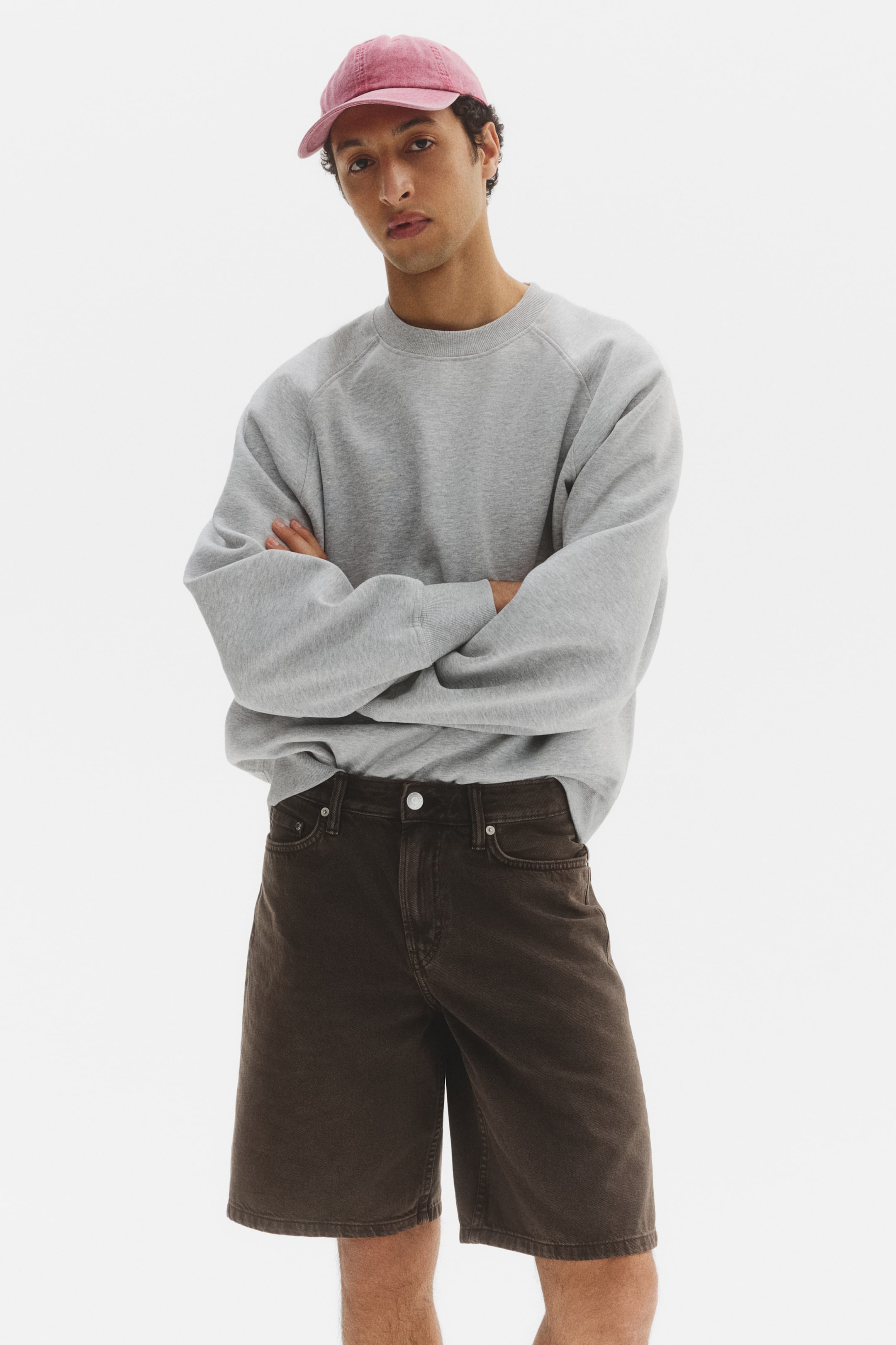 Agrandir l'image: Un sweat-shirt gris clair à col rond, doté de manches raglan et d'une coupe décontractée, avec des manches longues et légèrement volumineuses.