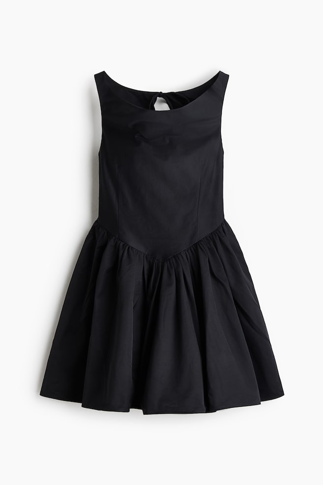 Ausgestelltes Kleid mit Wasserfallausschnitt - Schwarz - 1