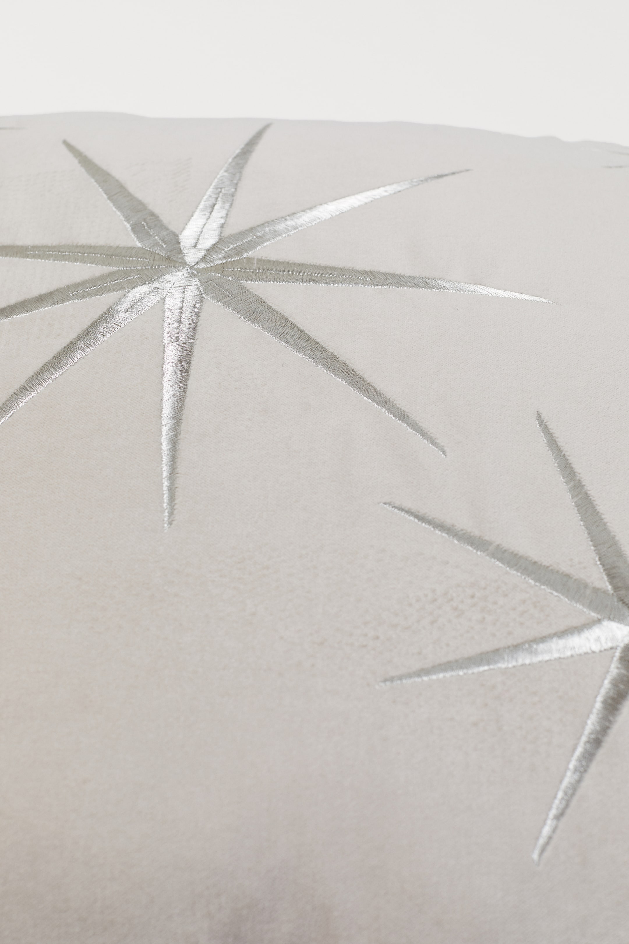 Agrandir l'image: Housse de coussin en velours - Beige clair/étoile argentée - HOME | H&M BE 2