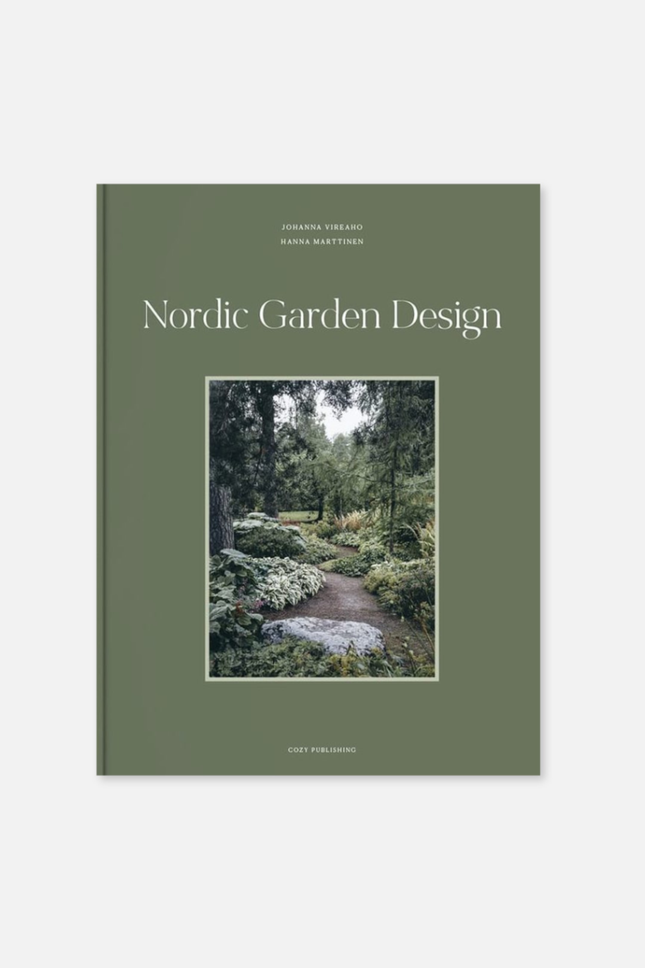 Größeres Bild anzeigen: Ein Hardcover-Buch ist leicht nach links geneigt, sodass der Buchrücken und der olivgrüne Vorderdeckel zu sehen sind. Auf dem Cover steht der Titel "Nordic Garden Design" in weißer Schrift, die Namen der Autoren und ein zentriertes rechteckiges Foto eines Gartenwegs, der sich durch üppiges Grün schlängelt.