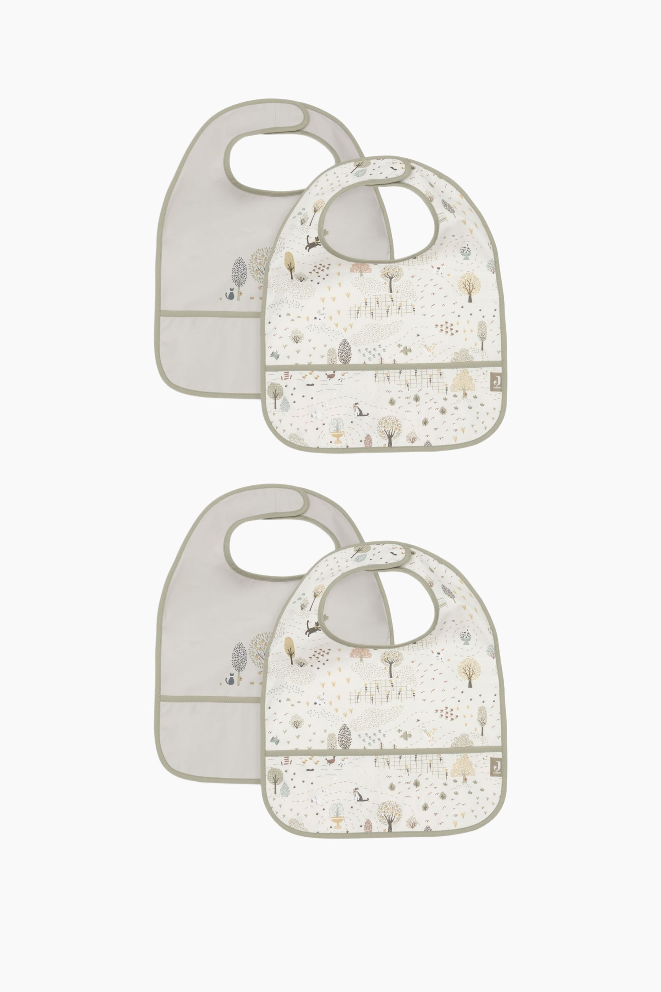 Größeres Bild anzeigen: Zwei Sets von Baby-Lätzchen sind sichtbar, jedes Set enthält ein schlichtes hellgraues Lätzchen und ein gemustertes Lätzchen mit einem hellen Hintergrund, der Bäume, Zäune und kleine Tiere darstellt. Beide Lätzchen in jedem Set verfügen über einen hellgrünen Besatz, eine Fangtasche unten und einen Haken-und-Schlaufen-Verschluss am Hals.