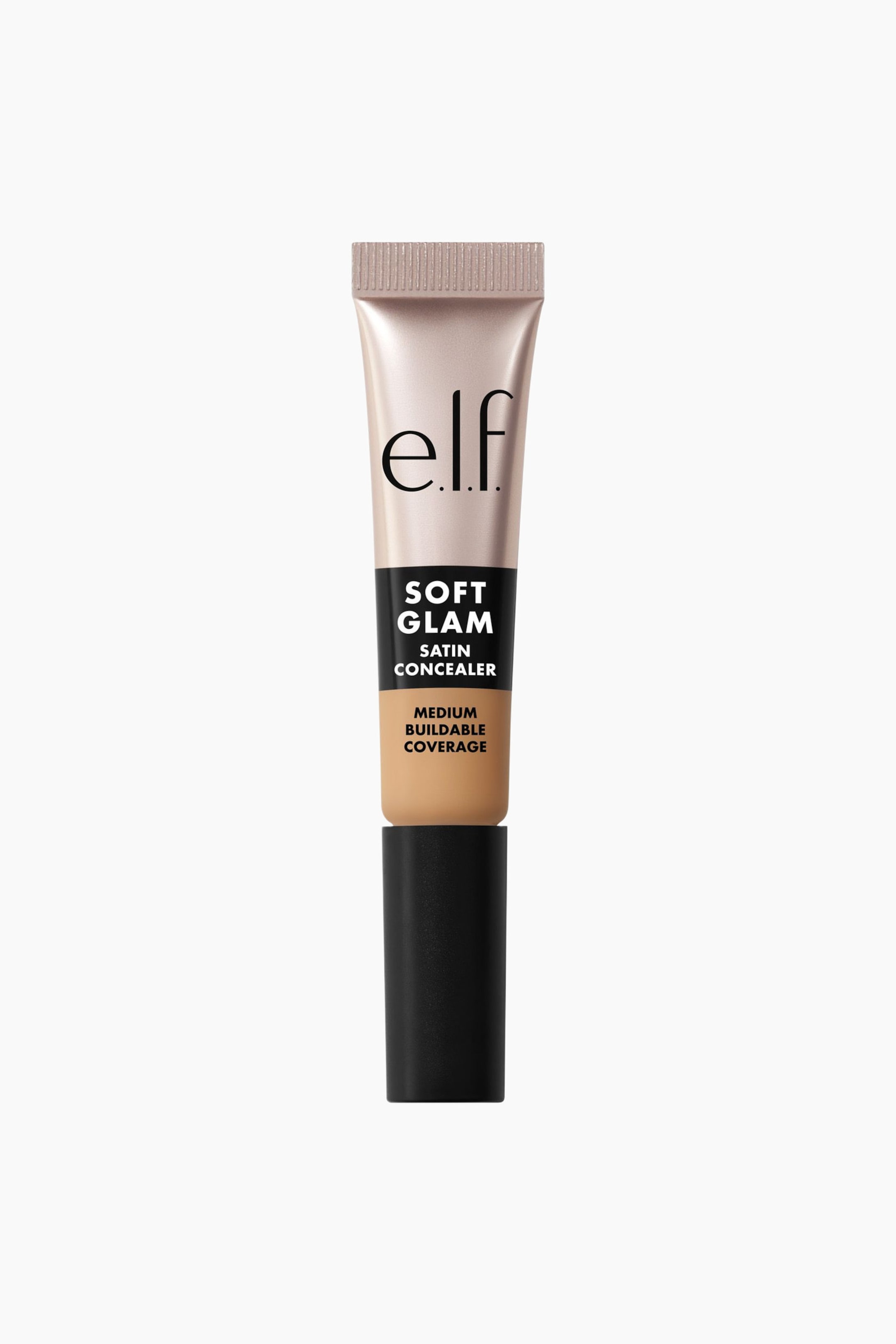 Vis større bilde: En e.l.f. Soft Glam Satin Concealer-tube står oppreist og vender fremover, med en metallisk roségulltopp med e.l.f.-logoen og en ribbet søm. Midtseksjonen viser teksten "Soft Glam Satin Concealer" og "Medium Buildable Coverage" over en fargeprøve i middels beige, med et svart lokk som forsegler bunnen.