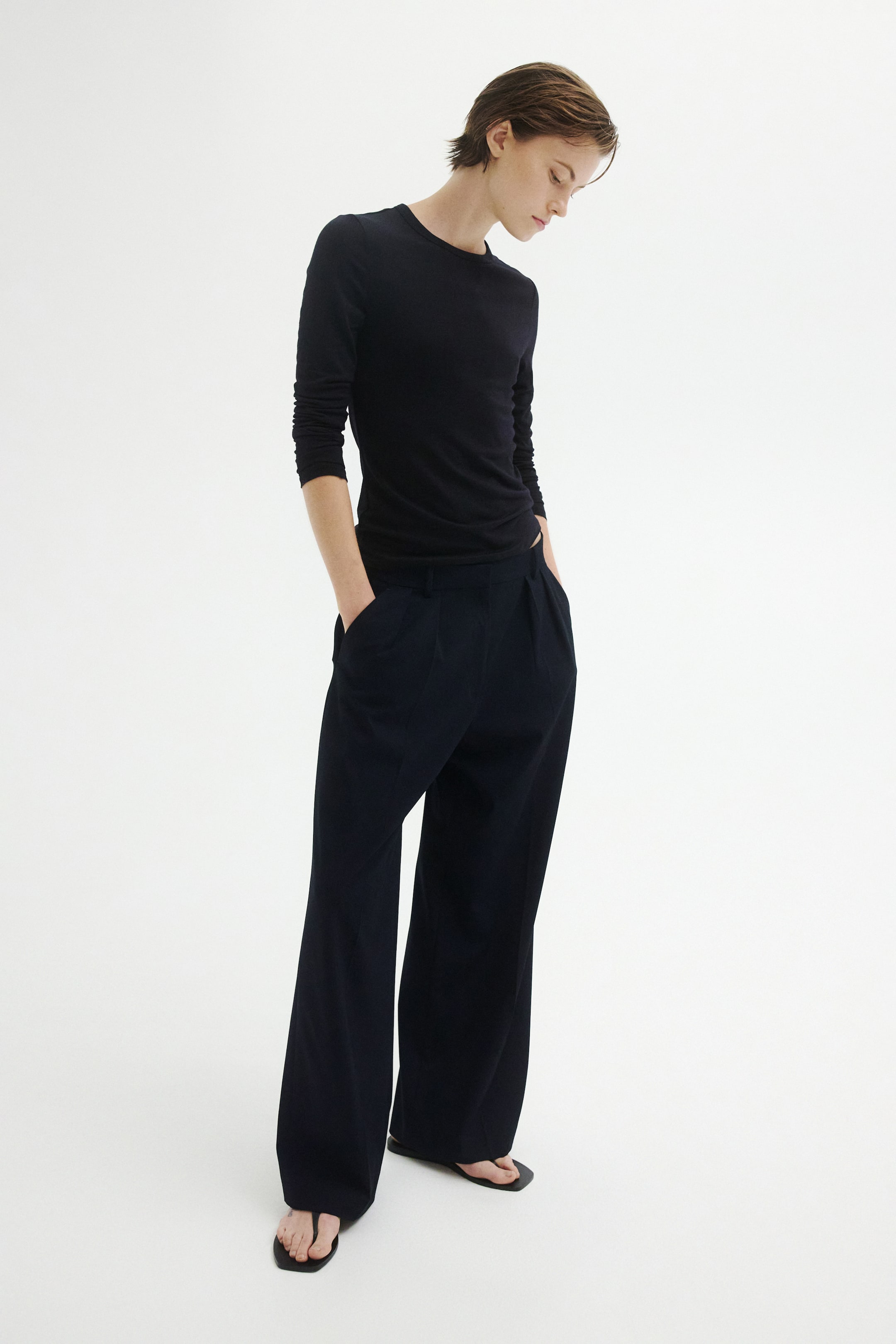 Voir une image plus grande: Pantalon large élastique dans tous les sens - Marine - Ladies | H&M CA 1