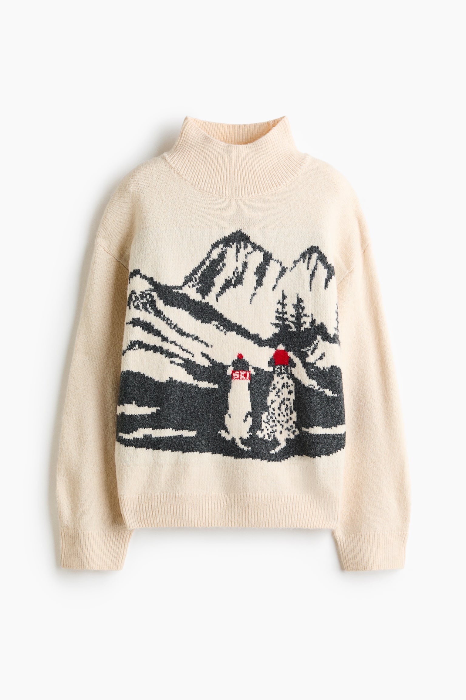 En cremefarvet strikket sweater ses forfra og viser en ribstrikket mockneck, sÃ¦nkede skuldre samt ribstrikkede manchetter og kant. Forsiden har et jacquardstrikket motiv af et sneklÃ¦dt bjerglandskab med to hunde ifÃ¸rt rÃ¸de vinterhuer i forgrunden. - 1