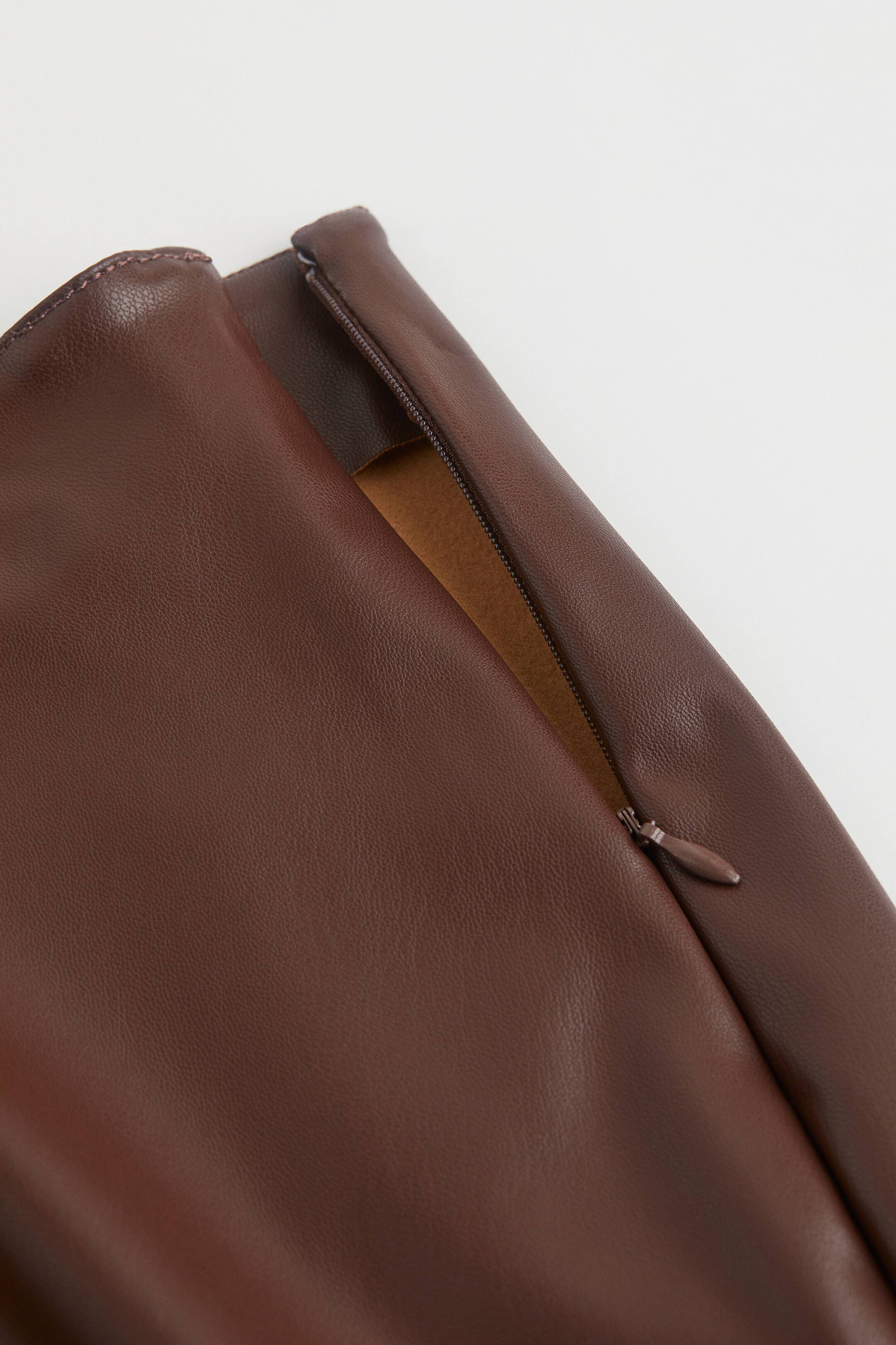 הצגת תמונה גדולה יותר: חצאית מעור מלאכותי - Dark brown - Ladies | H&M IL 2