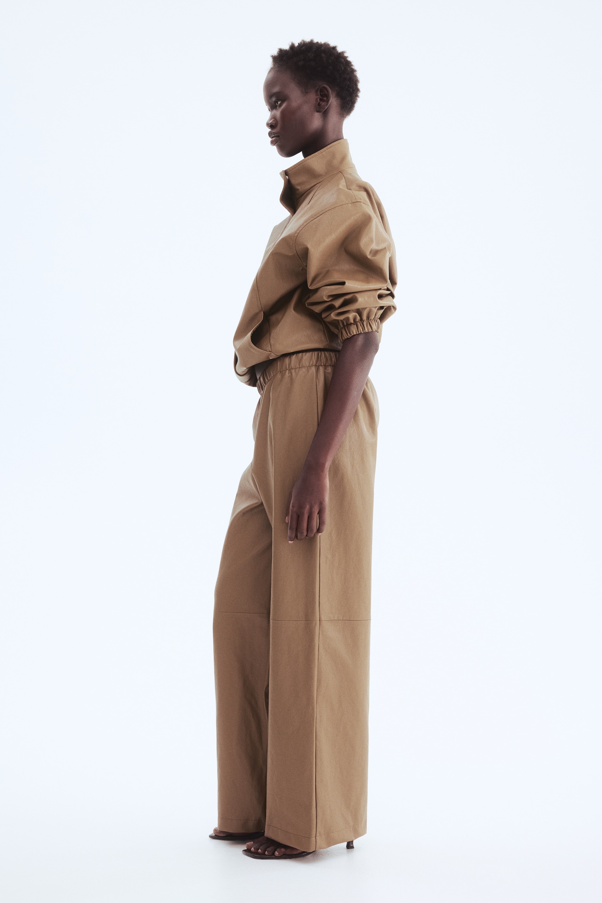 Παντελόνι από ύφασμα με ειδική επεξεργασία - Σκούρο μπεζ