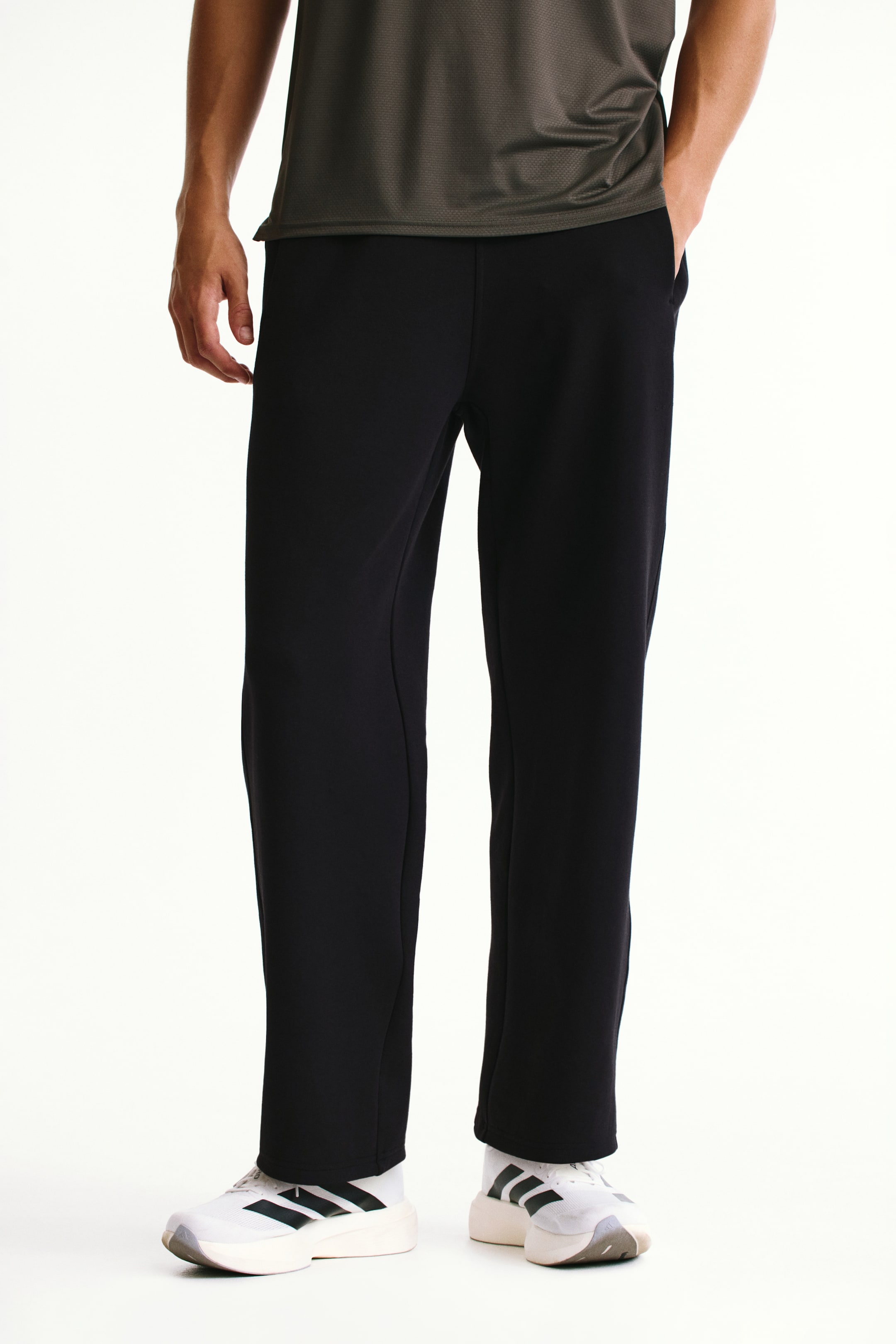 Loose-Fit Sports Joggers with DryMove™