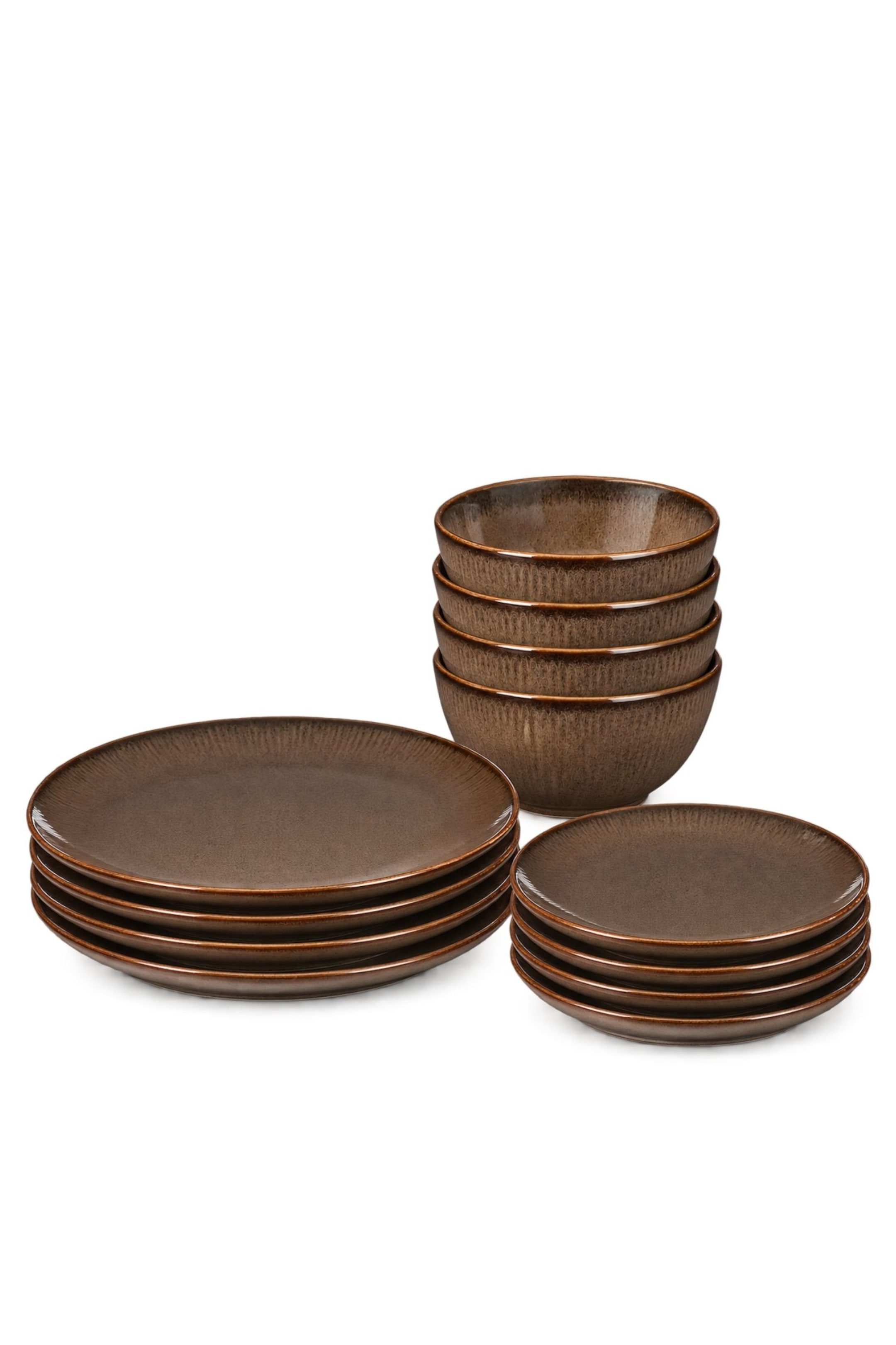 Agrandir l'image: Le service de vaisselle en grès brun est disposé en trois piles, comprenant quatre grandes assiettes plates, quatre assiettes plus petites et quatre bols profonds. Chaque pièce présente un émail brun chaud avec une subtile texture striée le long des bords extérieurs des assiettes et des extérieurs des bols.