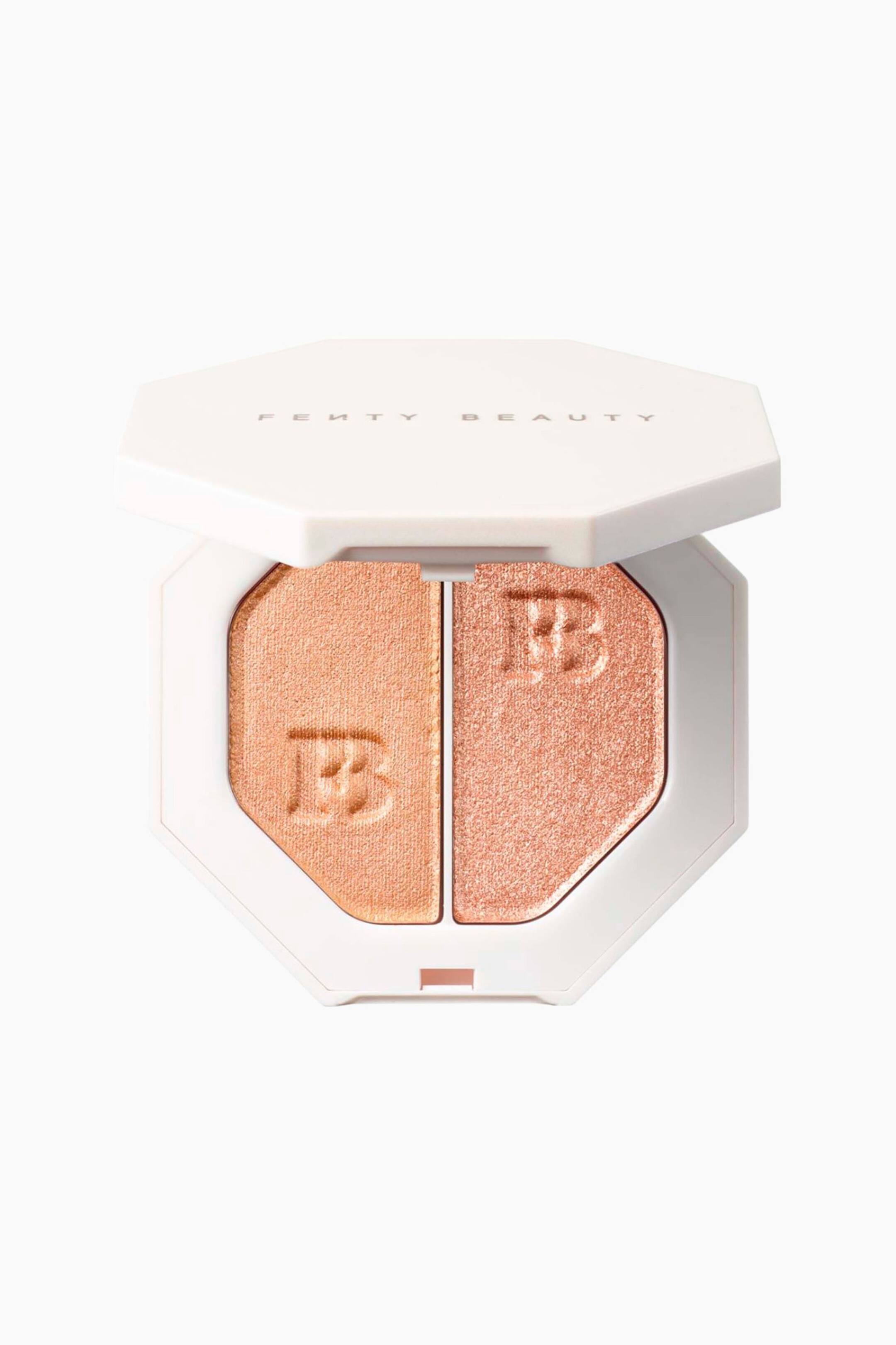 Visa större bild: Killawatt Freestyle Highlighter Duo visas i en öppen, vit oktagonal kompakt som avslöjar två skimrande puder nyanser. Vänster sida innehåller en mjuk persikoguldig lyster och höger sida innehåller en glittrande roségul nyans, där båda skuggorna har en präglad "FB"-logotyp.