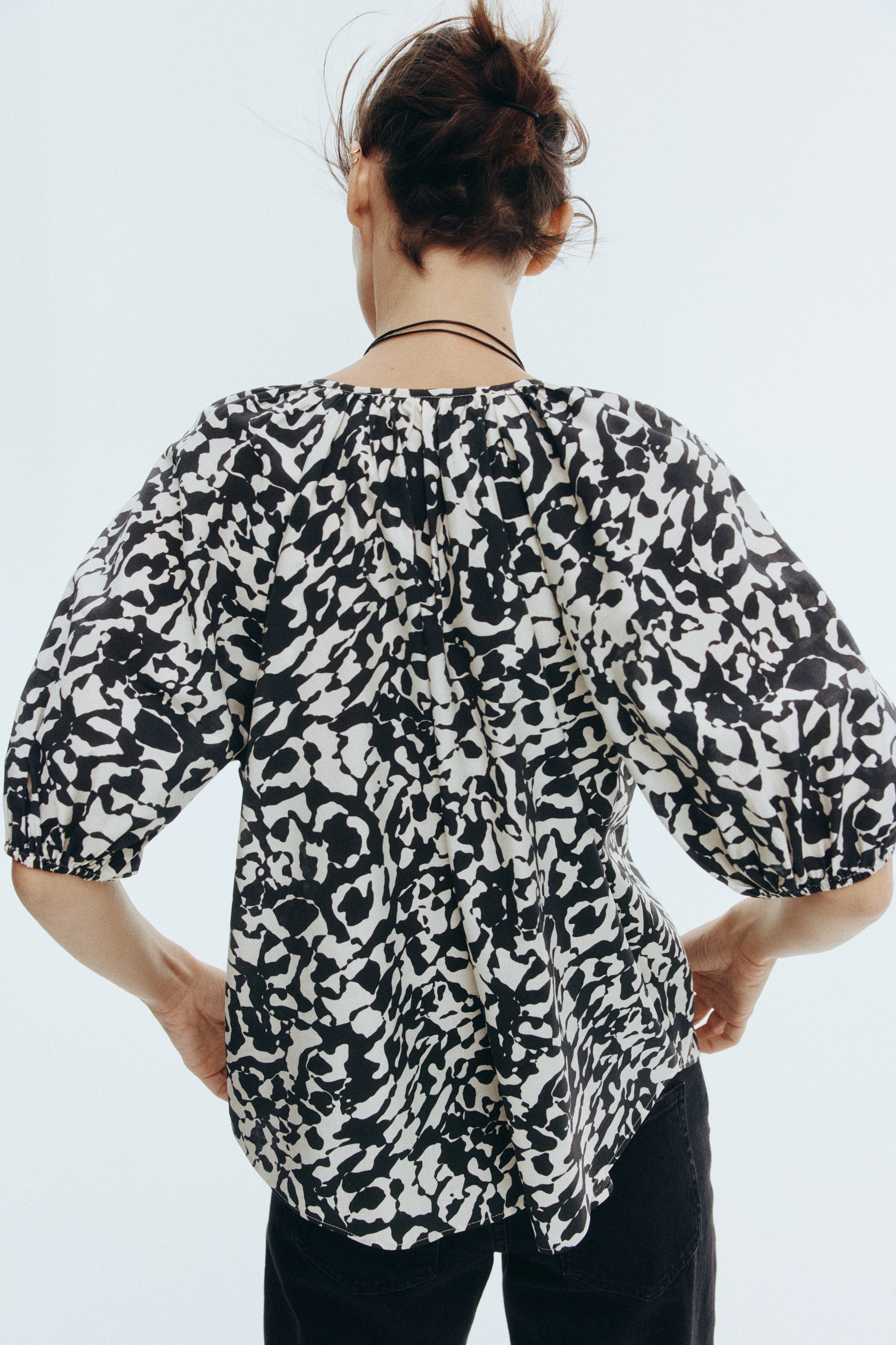 Balloon-sleeved blouse