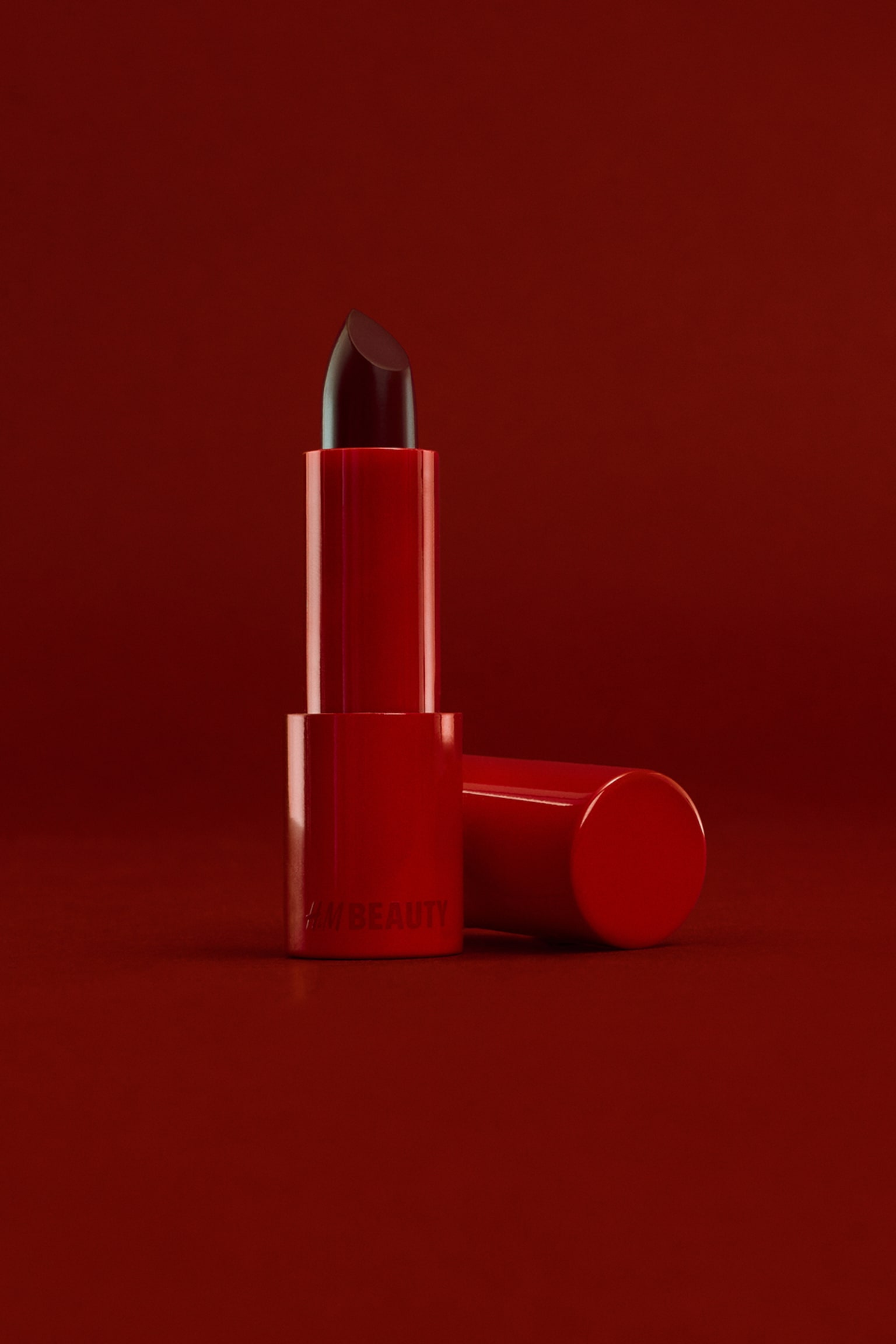 Satin Icon läppstift - Hot-blooded/My Lips But Better/Crème Brûlée/Drop Red Gorgeous/Heart on Fire/Stay Currant/Underdressed/I Heart This/Cut the Crêpe/Ariel/Indie Pop/Fudge Yeah!/Bare Necessity/Cinnamon Swirl/La Vida Mocha/Lil Rebel/Cherry who?/Dragonfruit/Sweet Spot/Ballet Slipper/Garden Party/Pink about it/Bright and Bubbly/Packs a Punch/It's a Gamble/Babe Magic/Billy/Fabrice/Hot & Bothered/Poppy Love/Stop Sign/Scarlet Starlet/Raisin the Roof/Wisteria Hysteria/Thanks a Latte/Worth the Truffle - 1