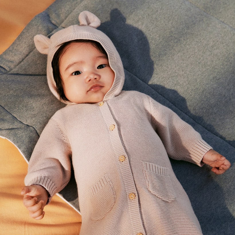 Las prendas de ropa extensibles que crecen con el bebé y el recién nacido  room to grow son la nueva apuesta de H&M